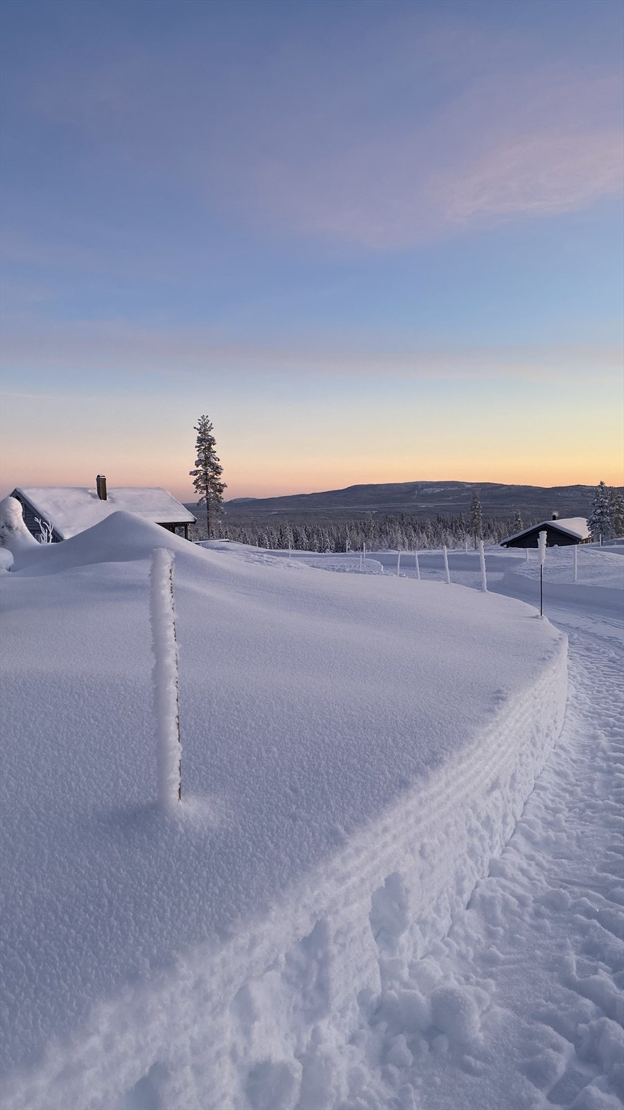 På vinterstid forvandles Furutangen til et ekte vinterparadis - et sted der snødekte furutrær, glitrende vidder og stille fjelluft setter rammen for magiske dager. Hyttefeltet ligger høyt og solrikt til med en fantastisk panoramautsikt. Galleribilde