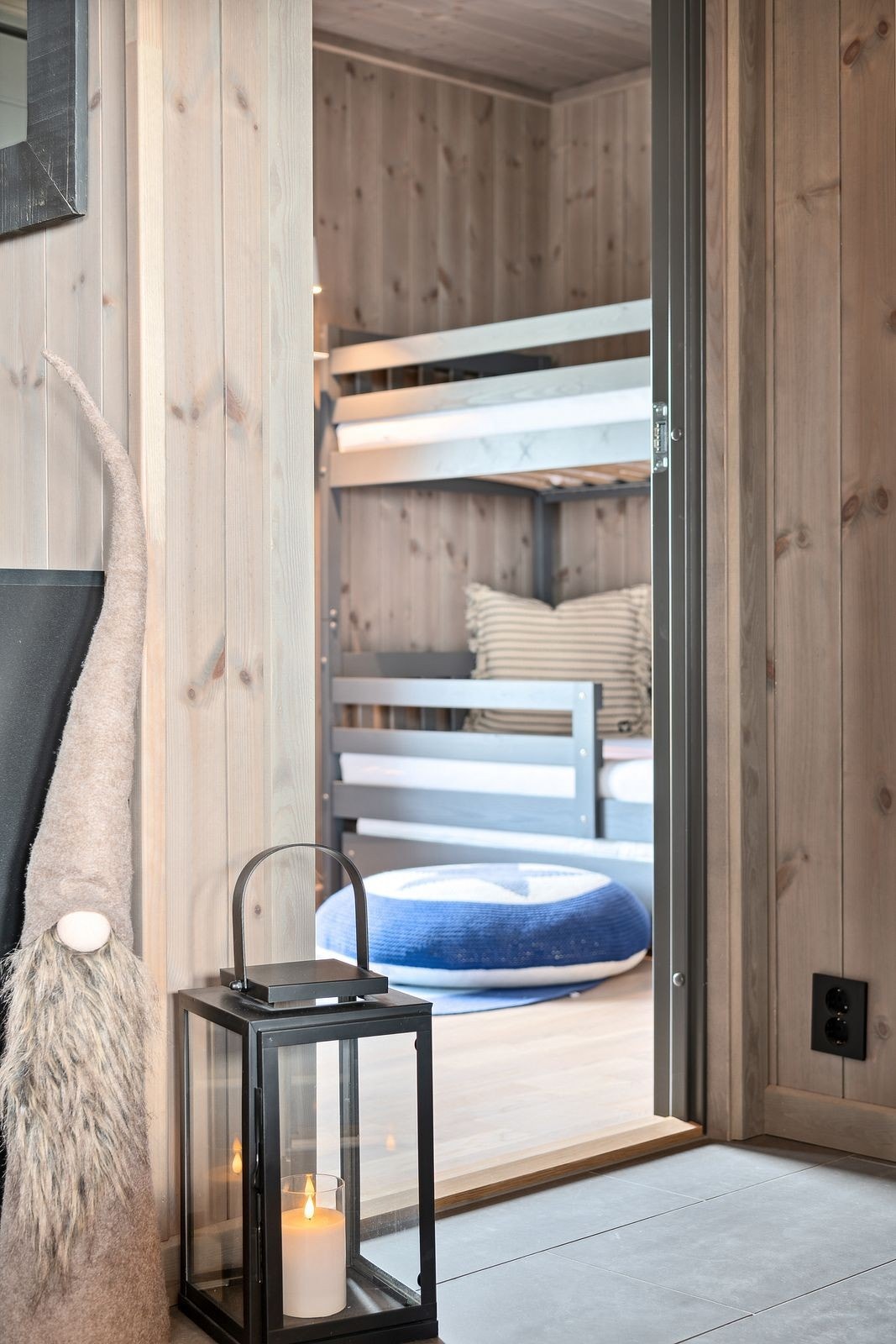 Hytta byr totalt på tre gode soverom, som gir mange sengeplasser og gjør hytta velegnet for både familie og gjester. Galleribilde