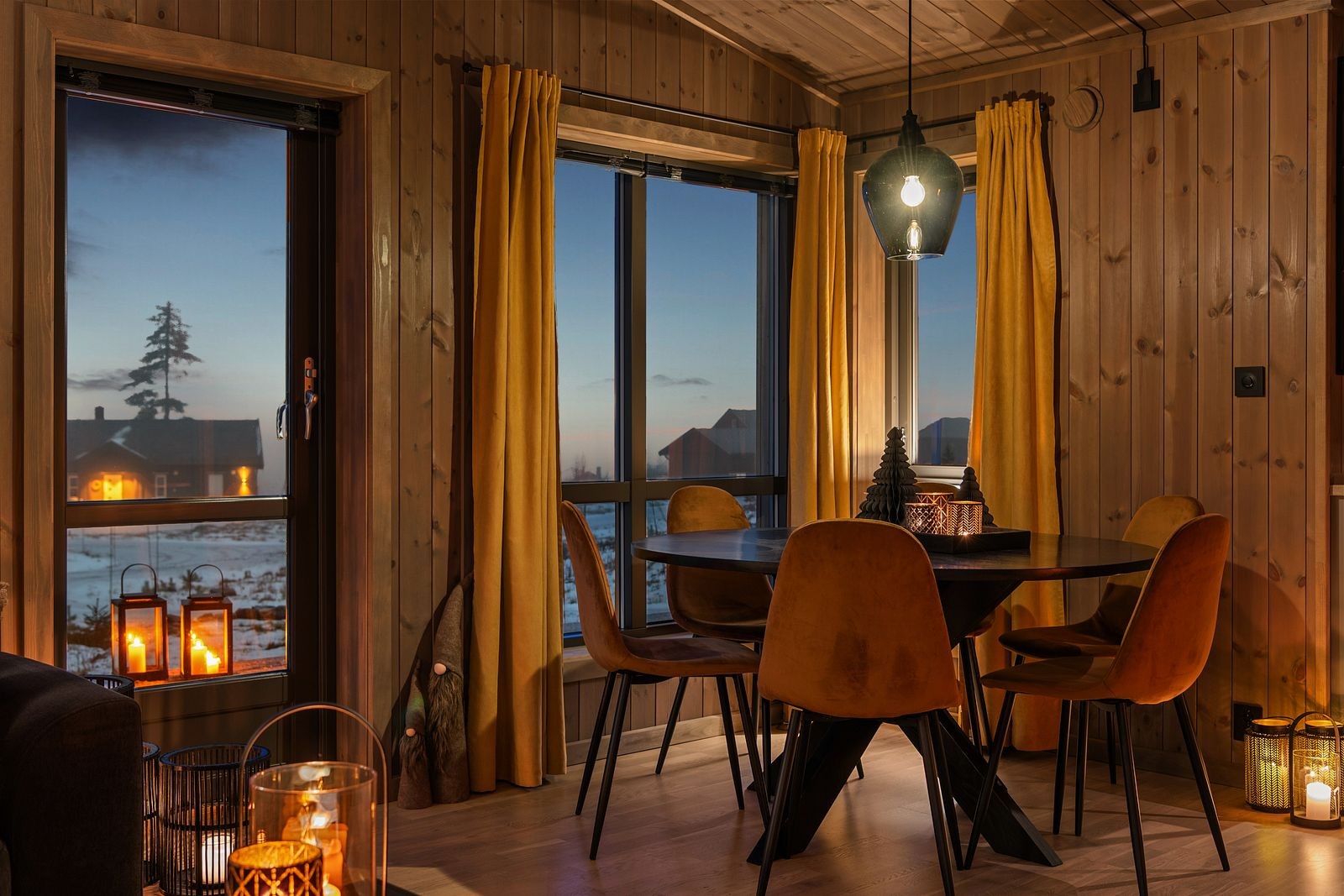 Den åpne stue- og kjøkkenløsningen gjør rommet både sosialt og praktisk, med god plass til familiemiddager, hyggelige sammenkomster og avslappende kvelder foran peisen. Galleribilde