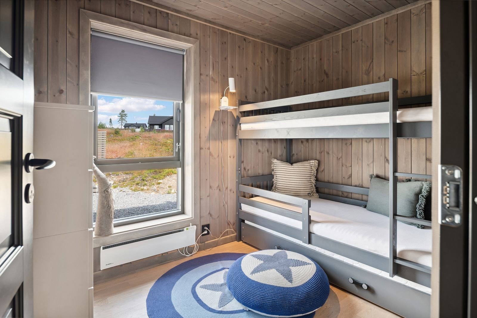 Soverom 2 er innredet med køyseng, praktisk når man er mange på hytta. Galleribilde