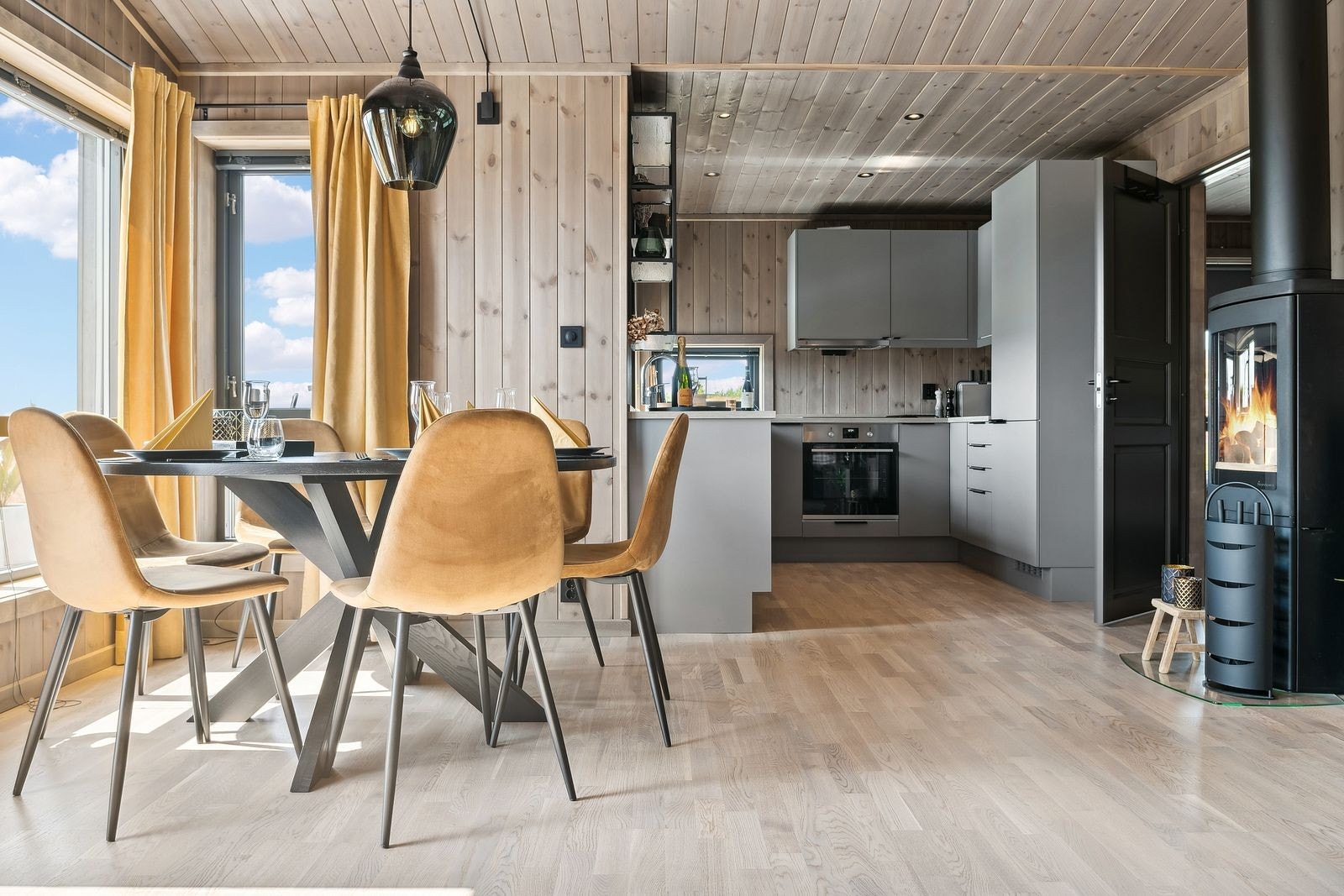 Her ligger alt til rette for hyggelige familiestunder, gode måltider og sene kvelder med fyr i peisen. Galleribilde