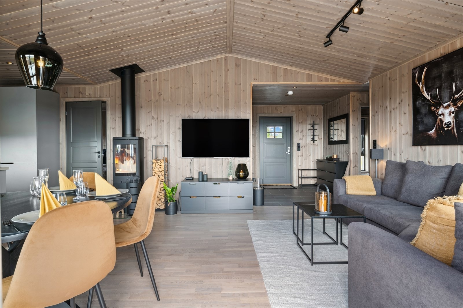 På gulvet ligger lys eikeparkett, som gir rommet et lyst, harmonisk preg og står i perfekt kontrast til kjøkkenets grå toner. Med gulvvarme i hele hytta, med unntak av soverommene, oppleves komforten og det er behagelig romtemperatur fra morgen til kveld. Galleribilde