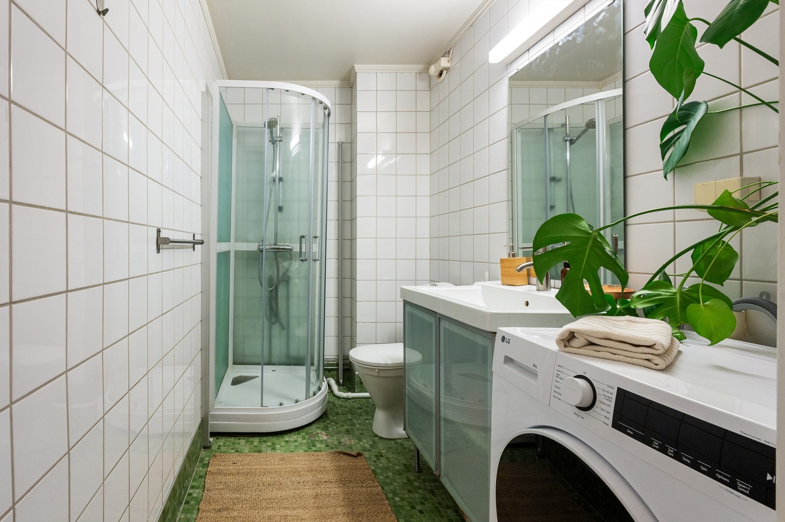 Badet har flislagte vegger og gulv med elektrisk gulvvarme som sørger for en behagelig start på dagen. Galleribilde