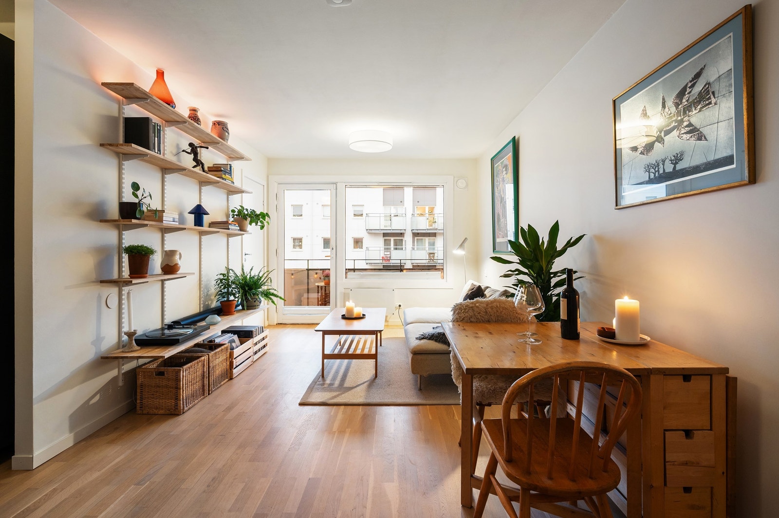 Det er god plass i stuen til både sofagruppe, salongbord, tv-seksjon og spisebord. Galleribilde