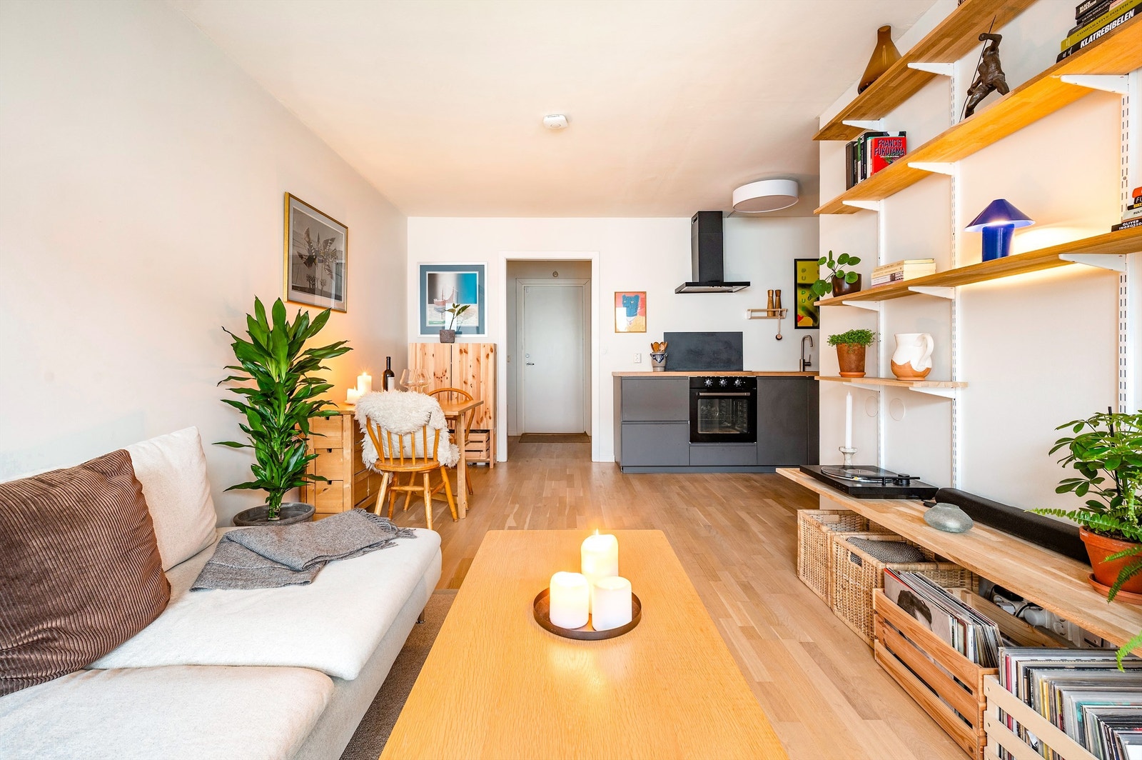 Den delvis åpne løsningen mot kjøkkenet gir rommet en naturlig flyt og gjør det velegnet for hyggelige sosiale sammenkomster. Galleribilde