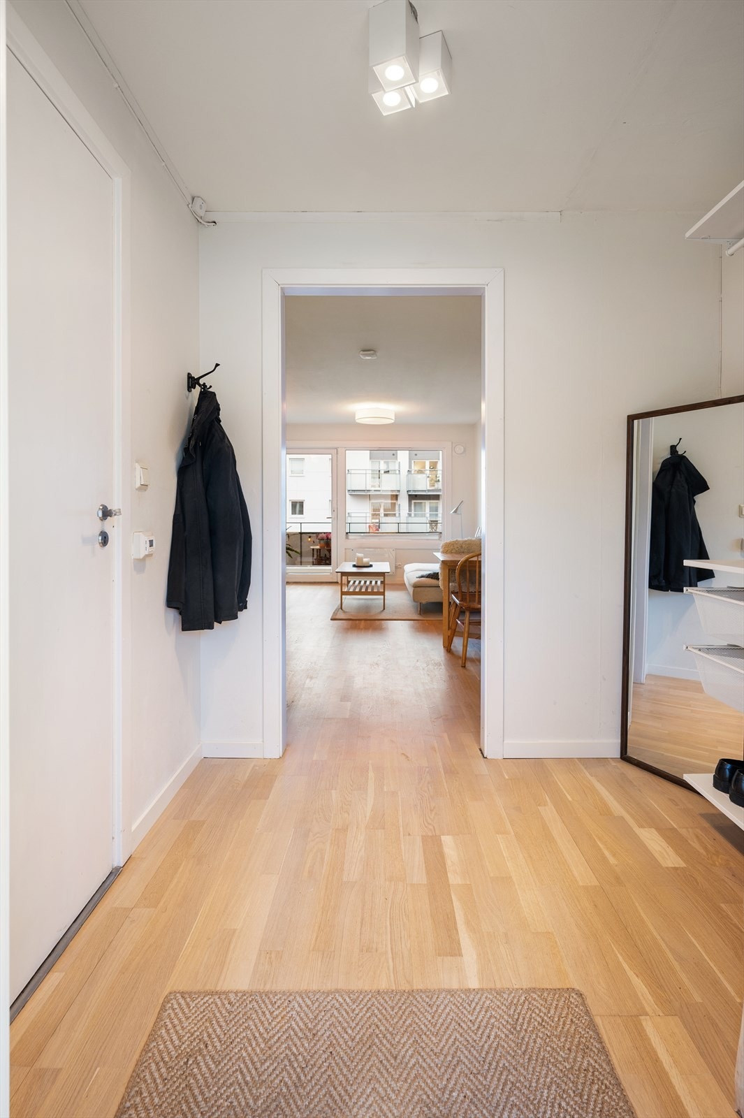 Leilighetens entré er lys og innbydende og gir et godt førsteinntrykk av boligen. Galleribilde