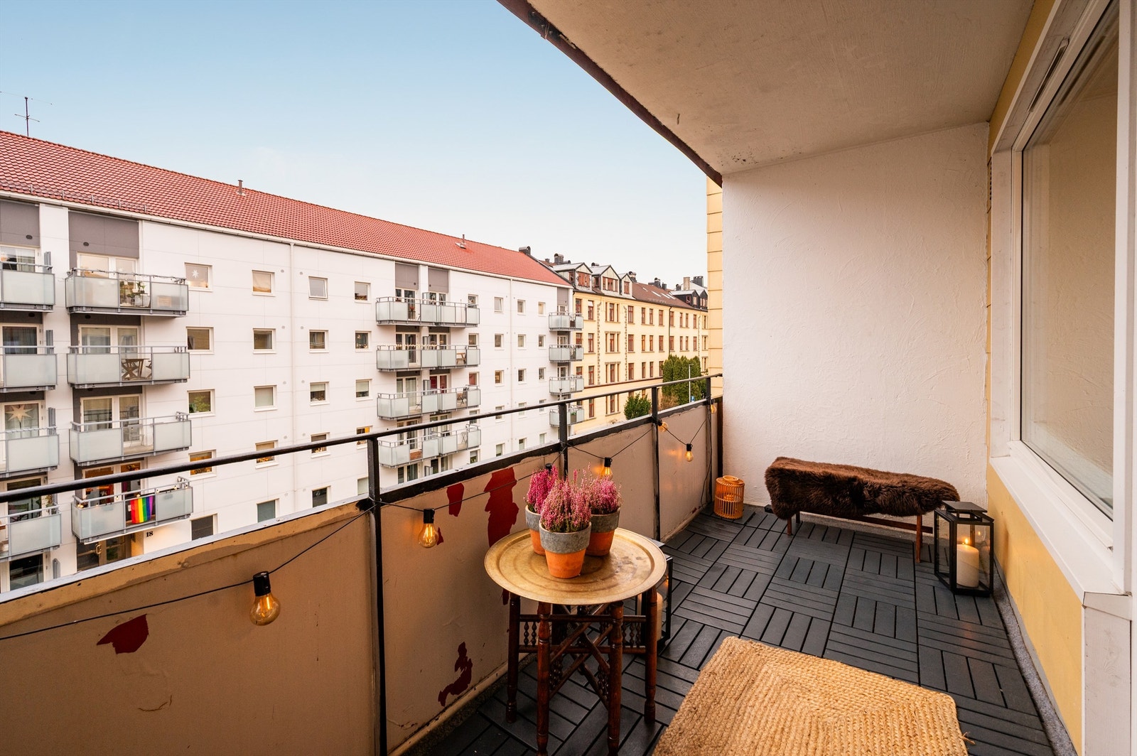 Balkongen oppleves som en herlig forlengelse av stuen på sommerstid. Selger informerer om gode solforhold med sol fra ca. 15:00-20:00. Galleribilde