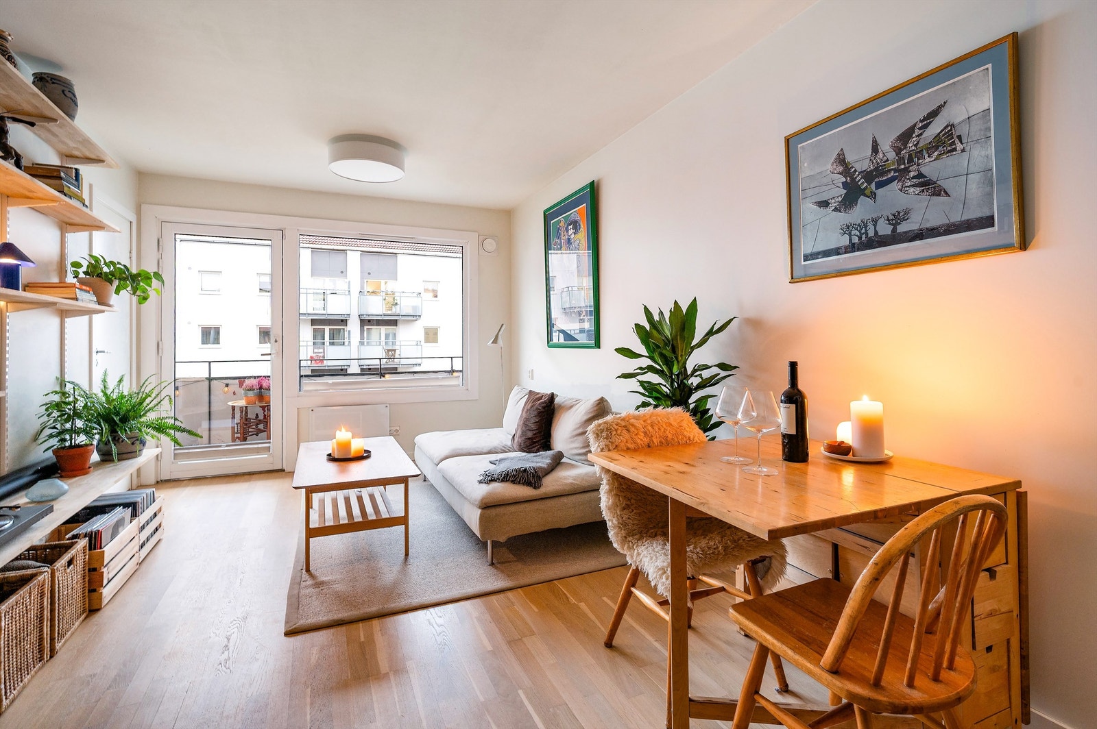 Romslig og trivelig stue. De store vinduene gir godt med lysinnslipp og skaper en åpen og deilig romfølelse. Galleribilde