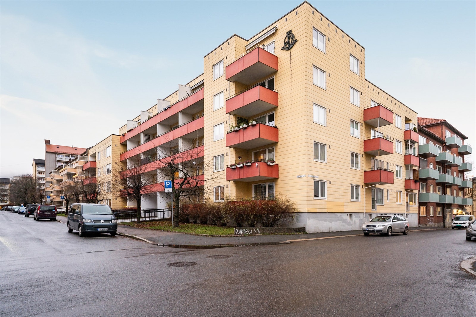 Leiligheten har en attraktiv og sentral beliggenhet på Sandaker, et område som kombinerer rolige boligomgivelser med umiddelbar nærhet til byens fasiliteter. Galleribilde