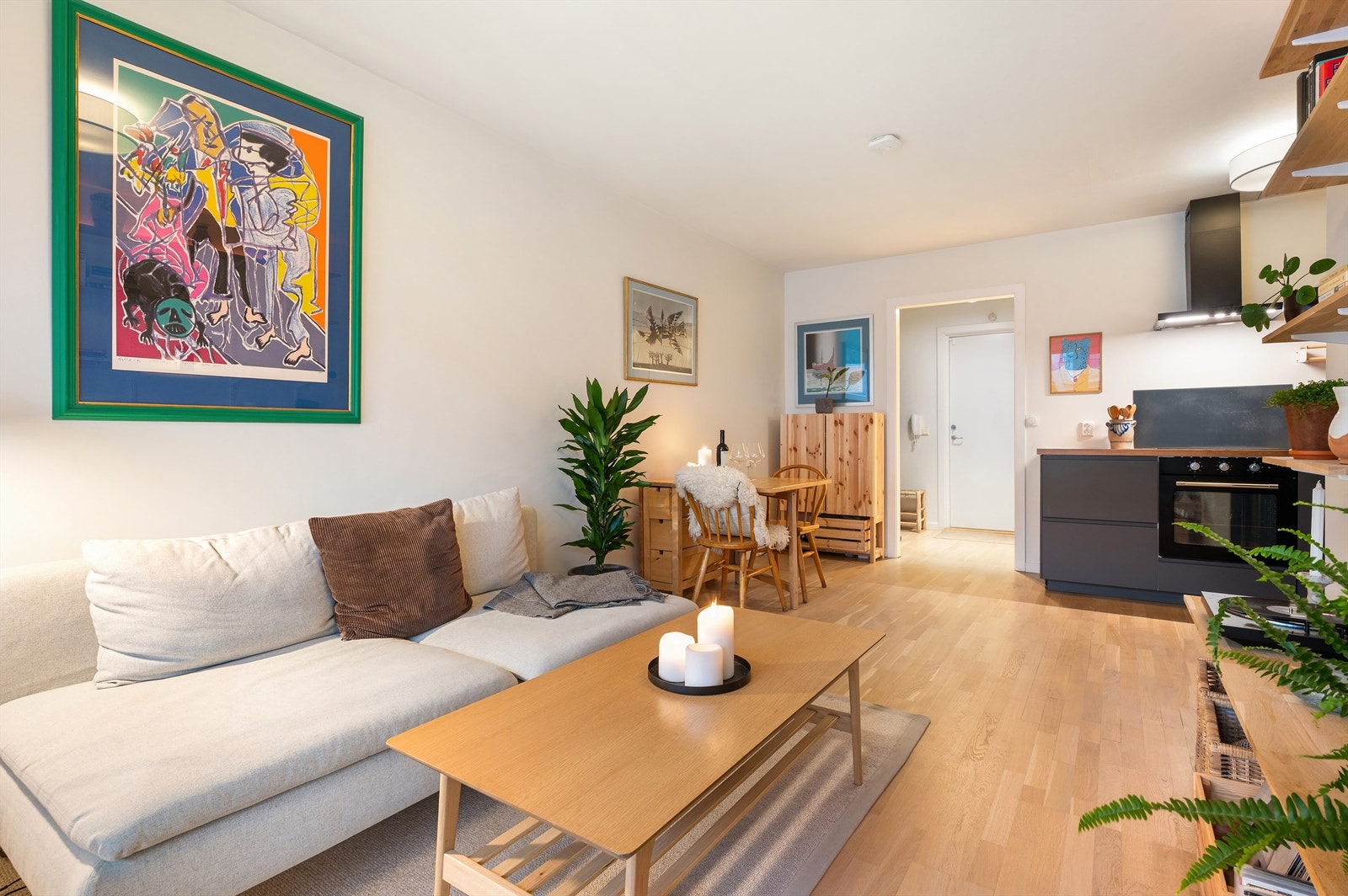 Stuen har en veldimensjonert utforming hvor man med enkelthet kan innrede etter eget ønske og personlige stil. Galleribilde