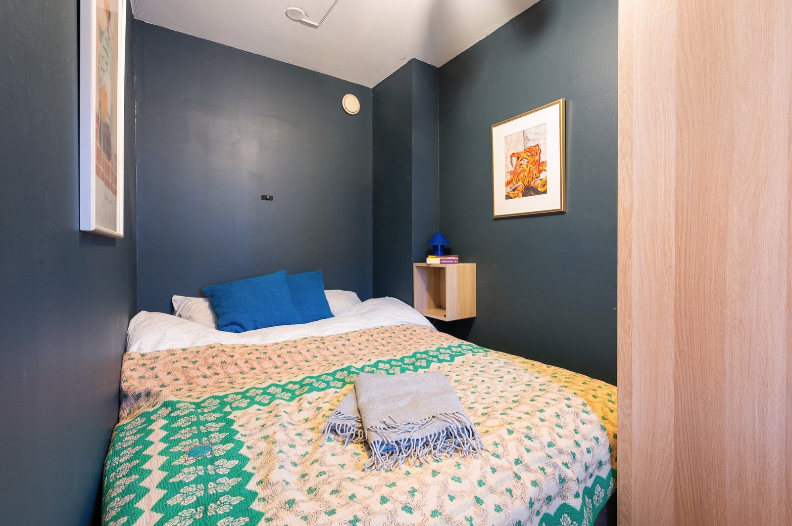 Leilighetens soverom er av god størrelse og kan enkelt innredes med både dobbeltseng og tilhørende nattbord. Galleribilde