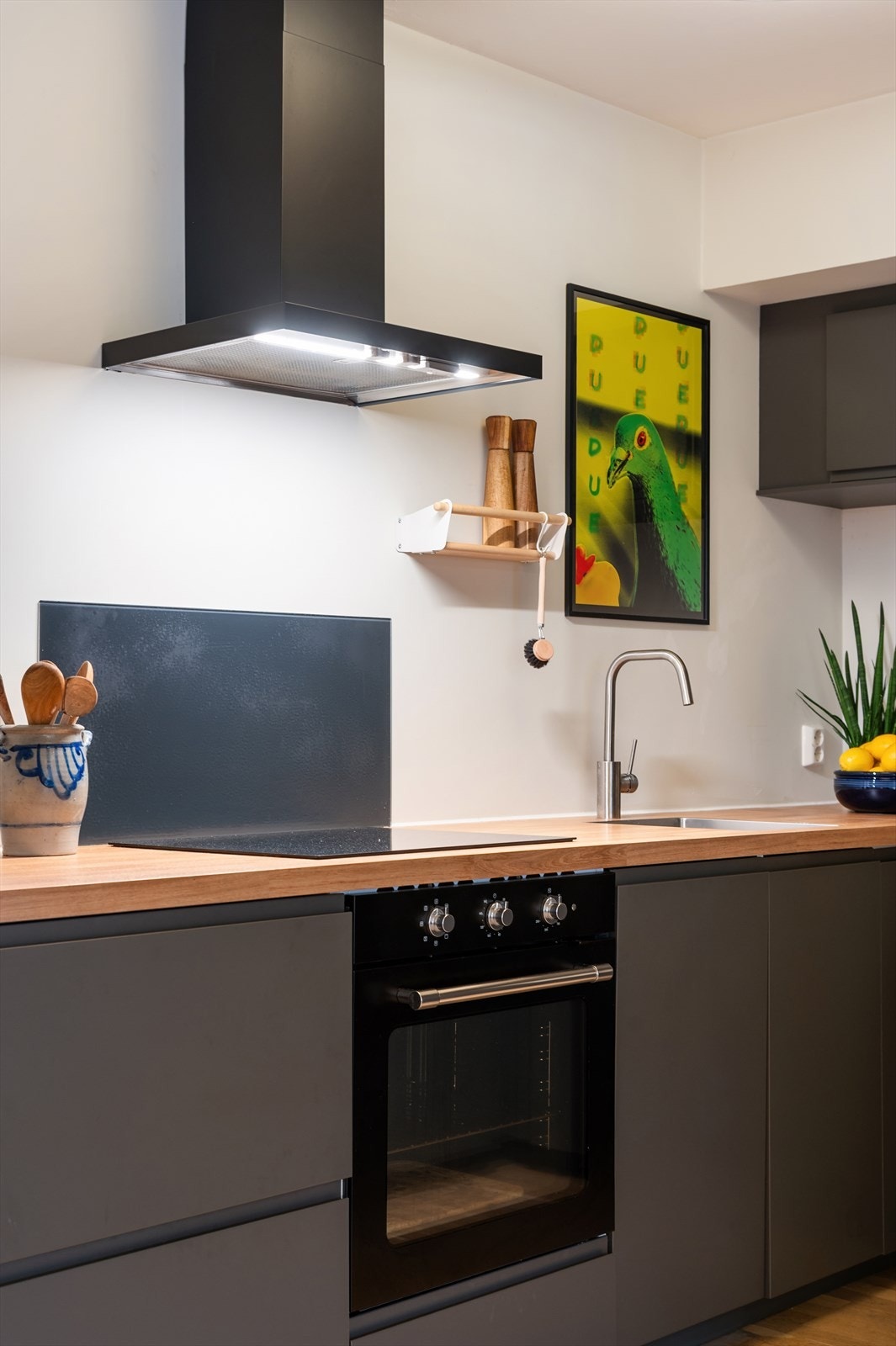 Rikelig med oppbevaringsplass i skuffer og skap. Galleribilde