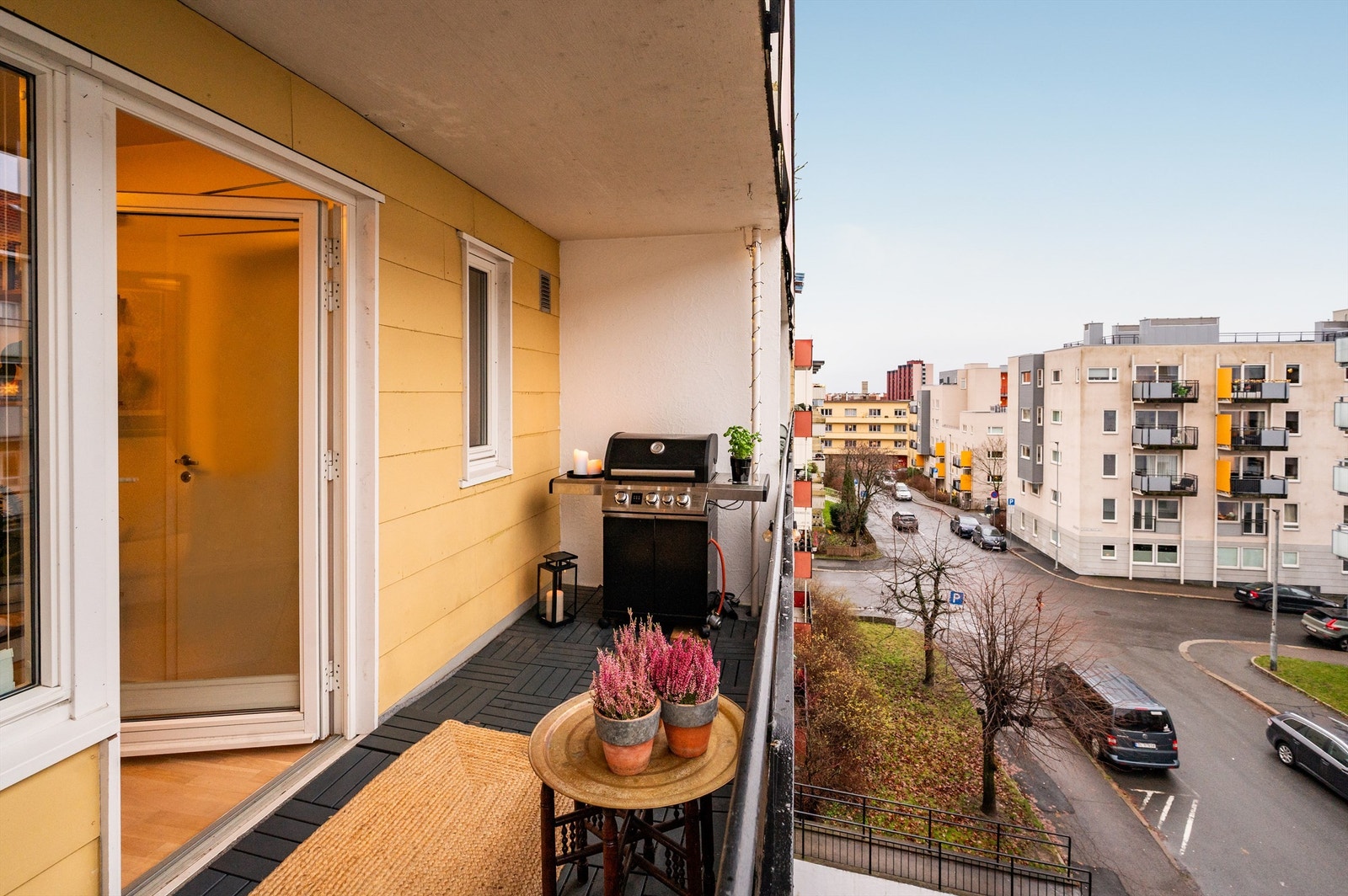 Her er det gode muligheter for å innrede med en hyggelig sittegruppe der årets varme dager kan nytes. Galleribilde