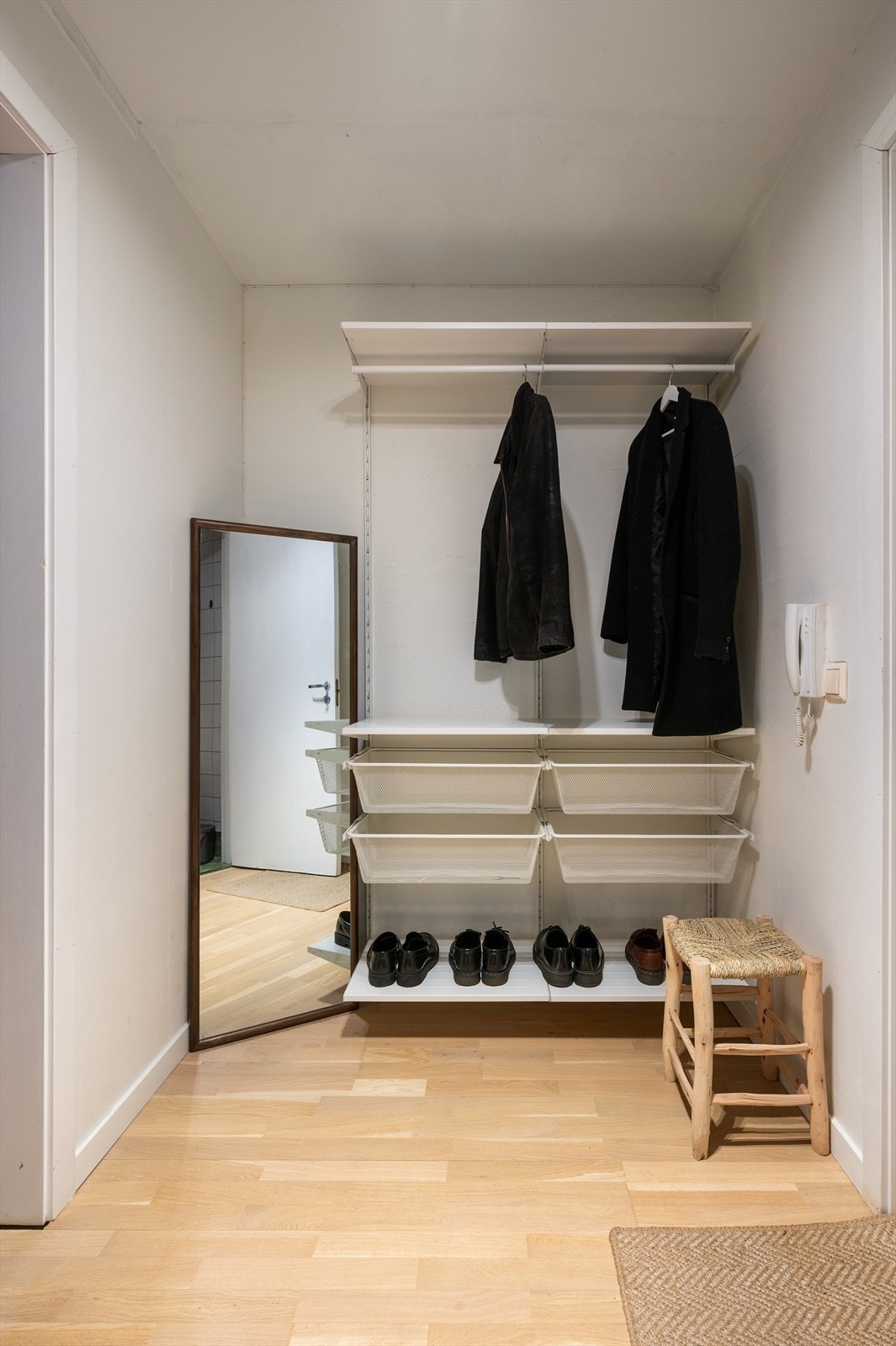 Her er det god plass til å henge fra seg yttertøy og sette fra seg sko. Galleribilde
