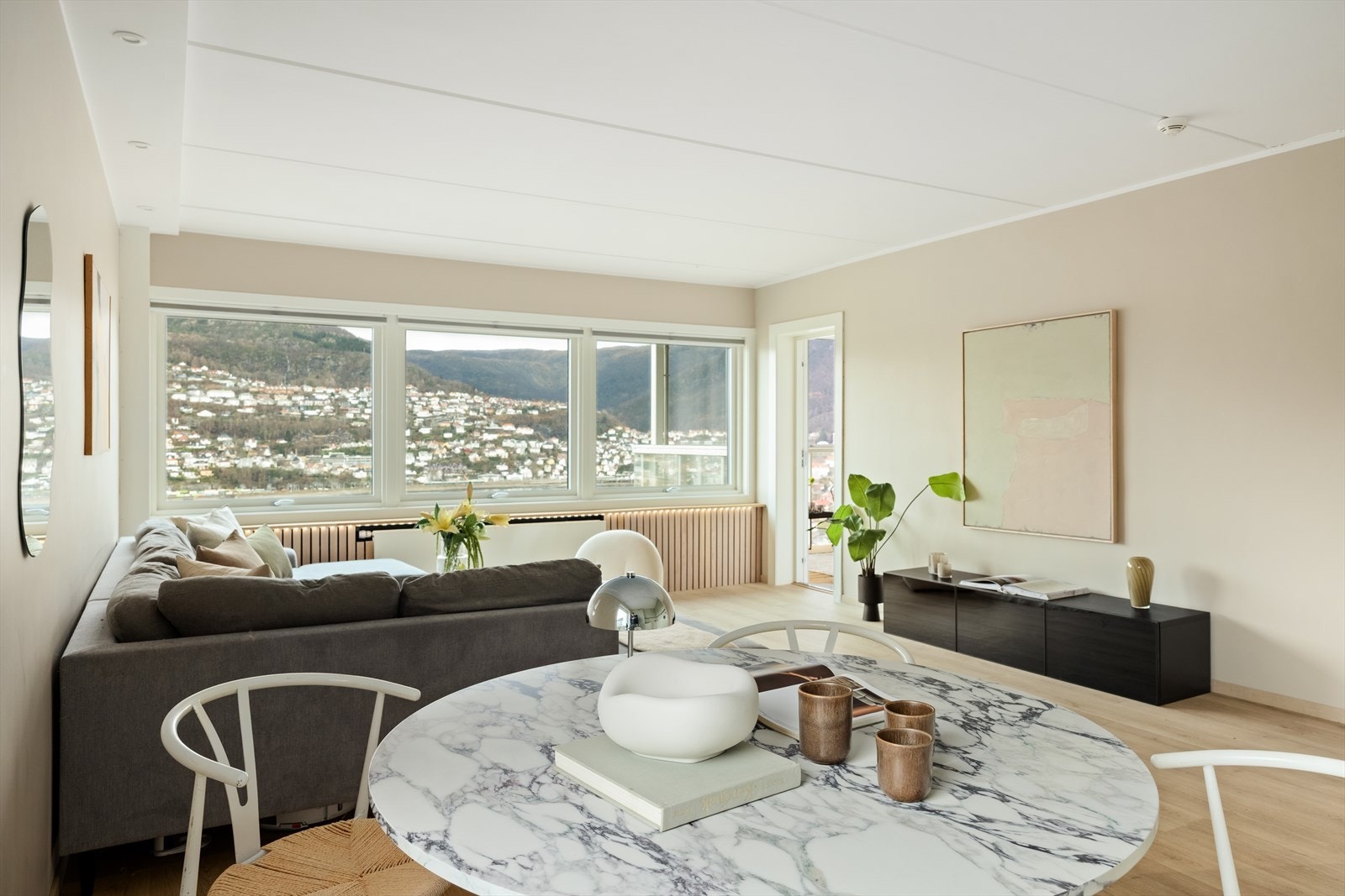 Fra stuen er det utgang til leilighetens balkong Galleribilde