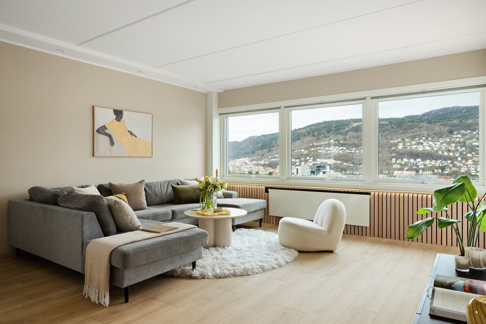 Leiligheten ligger i byggets 6. etasje og inneholder entré/gang, bad, to soverom, stue/kjøkken og innglasset balkong Galleribilde