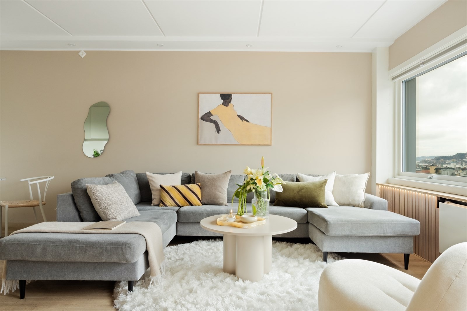 I stuen er det god plass til både sitte- og spisegruppe Galleribilde