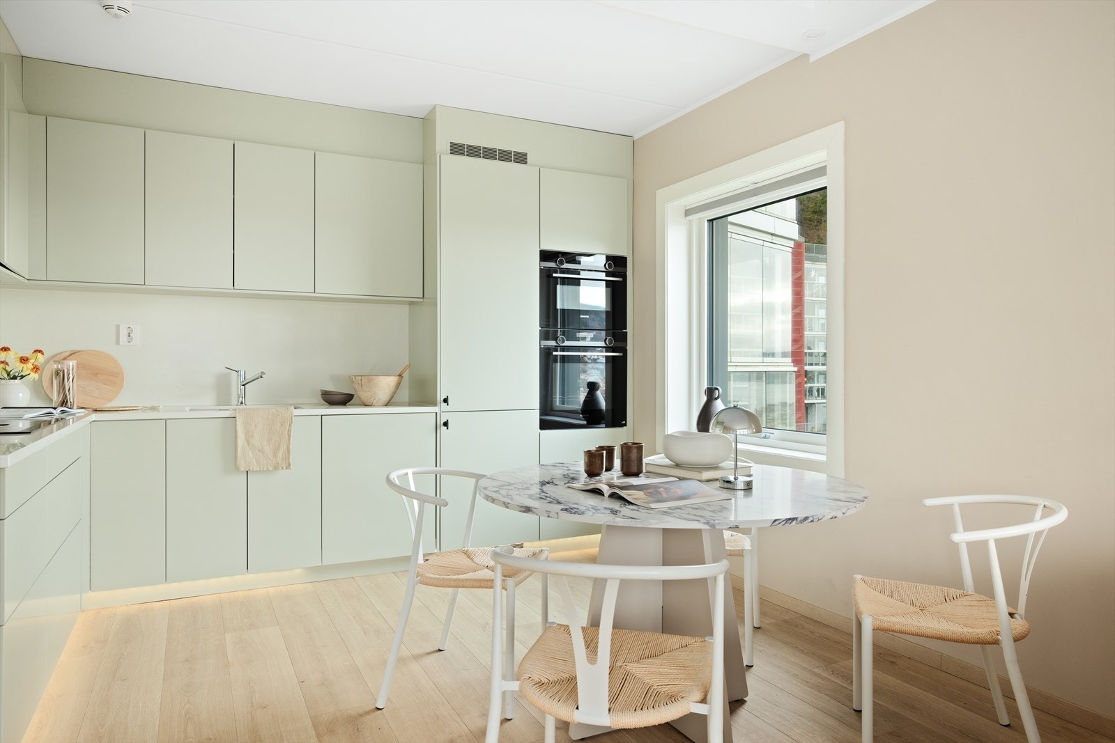 Det er godt med naturlig lysinnslipp på kjøkkenet Galleribilde