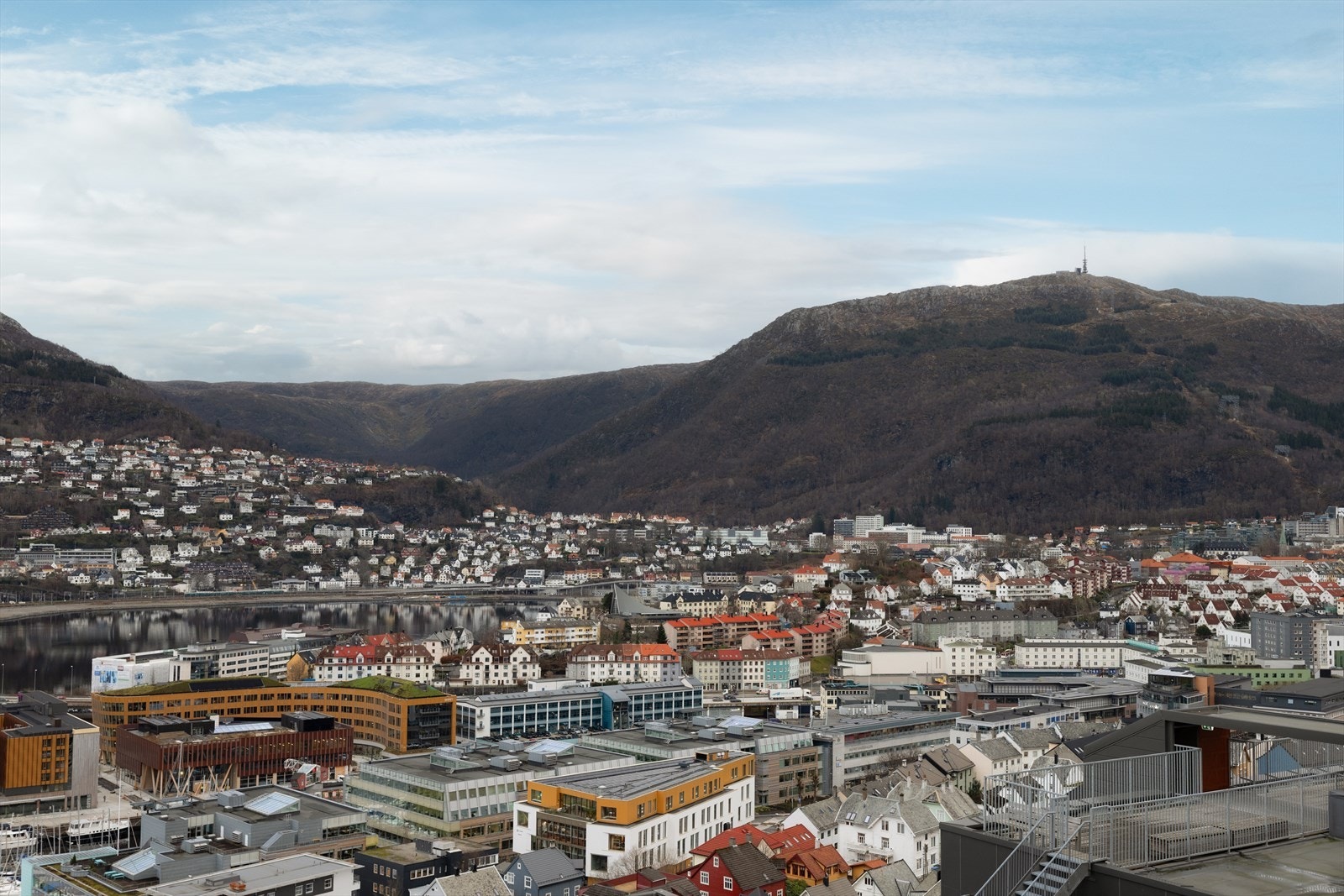 For den tur- og friluftsinteresserte ligger Løvstakken og Løvstien rett utenfor døren, med flotte stier og enestående utsikt fra toppen. I tillegg er både Damsgårdsfjellet, Ulriken, og de øvrige byfjellene lett tilgjengelige. Galleribilde