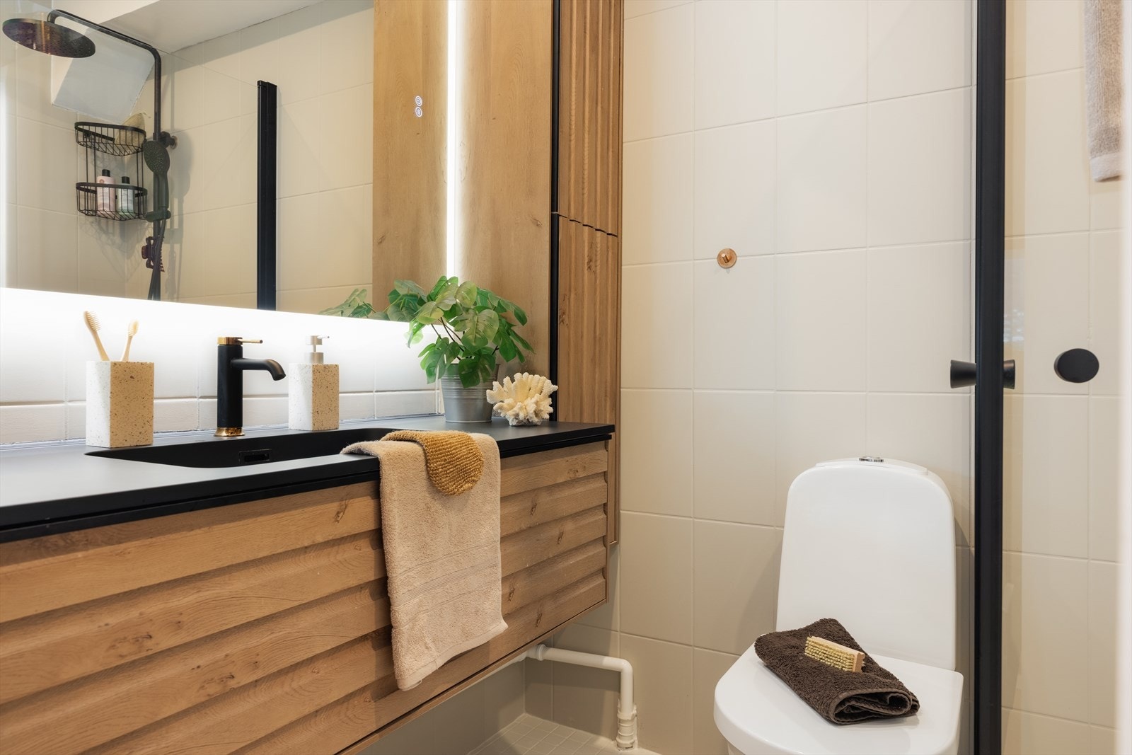 Det vil bli etablert nytt opplegg for vaskemaskin av fagpersoner, og dette vil være ferdigstilt før overtakelse. Borettslaget har felles vaskekjeller som kan benyttes av beboerne Galleribilde