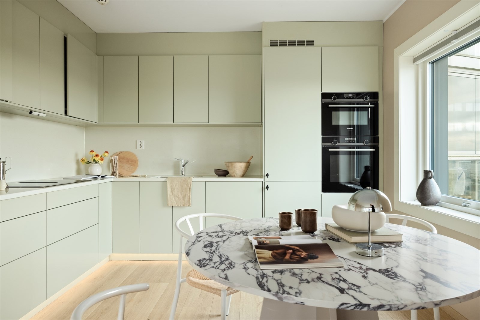 Leiligheten har et lekkert og moderne kjøkken fra Drømmekjøkkenet, montert i 2022 Galleribilde