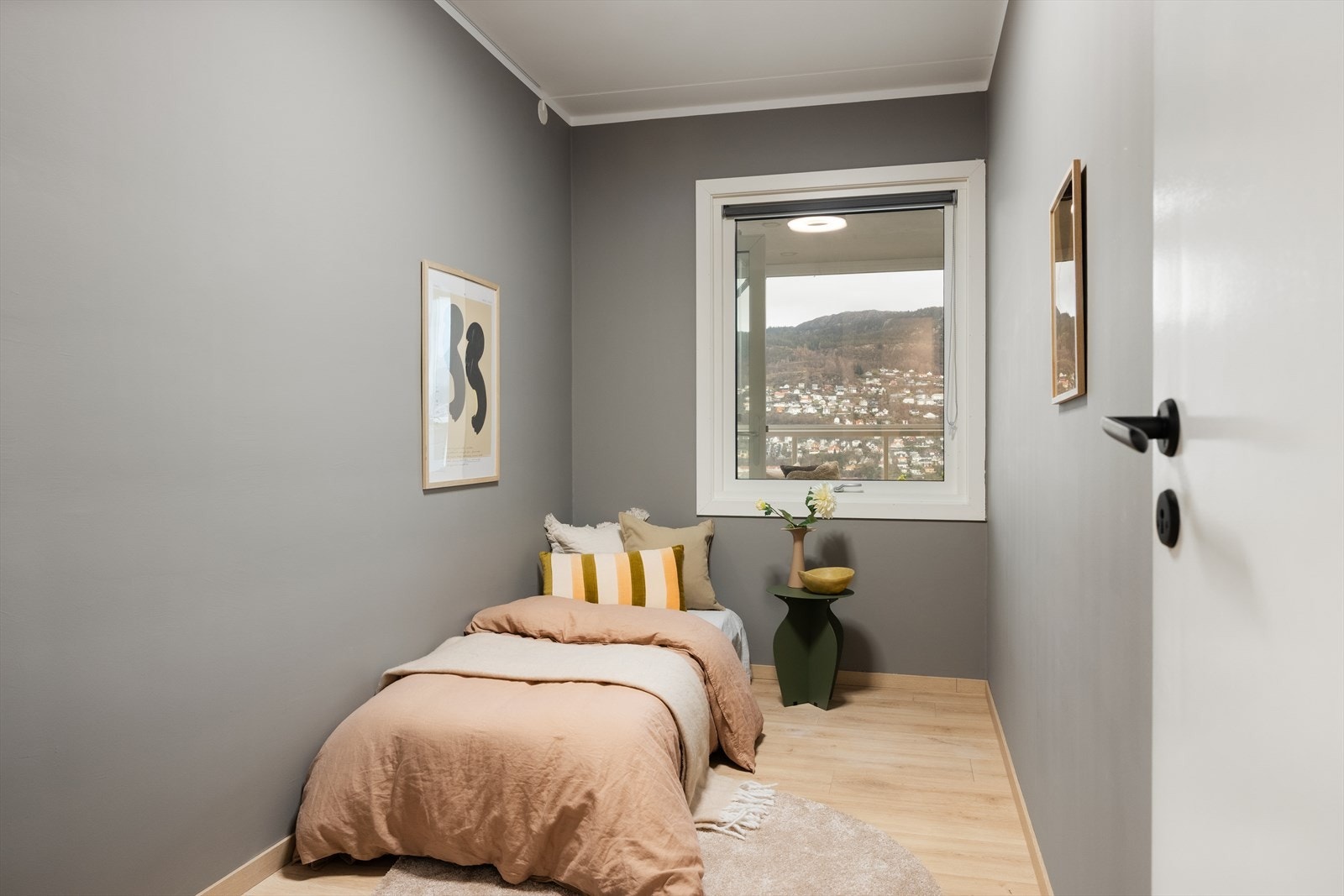 Soverom nummer to egner seg godt som barnerom, gjesterom eller hjemmekontor Galleribilde