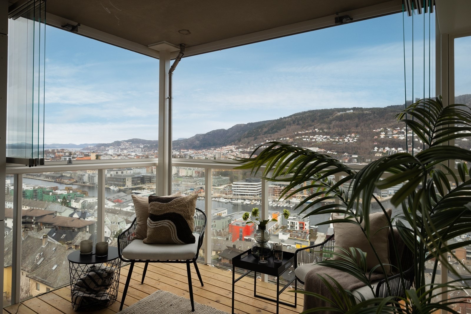 Her kan man nyte fantastisk utsikt mot innseilingen til Bergen og mot Fløyen og Ulriken Galleribilde