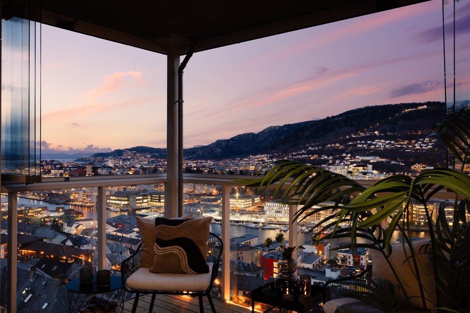 Balkongen har plass til en hyggelig sittegruppe Galleribilde