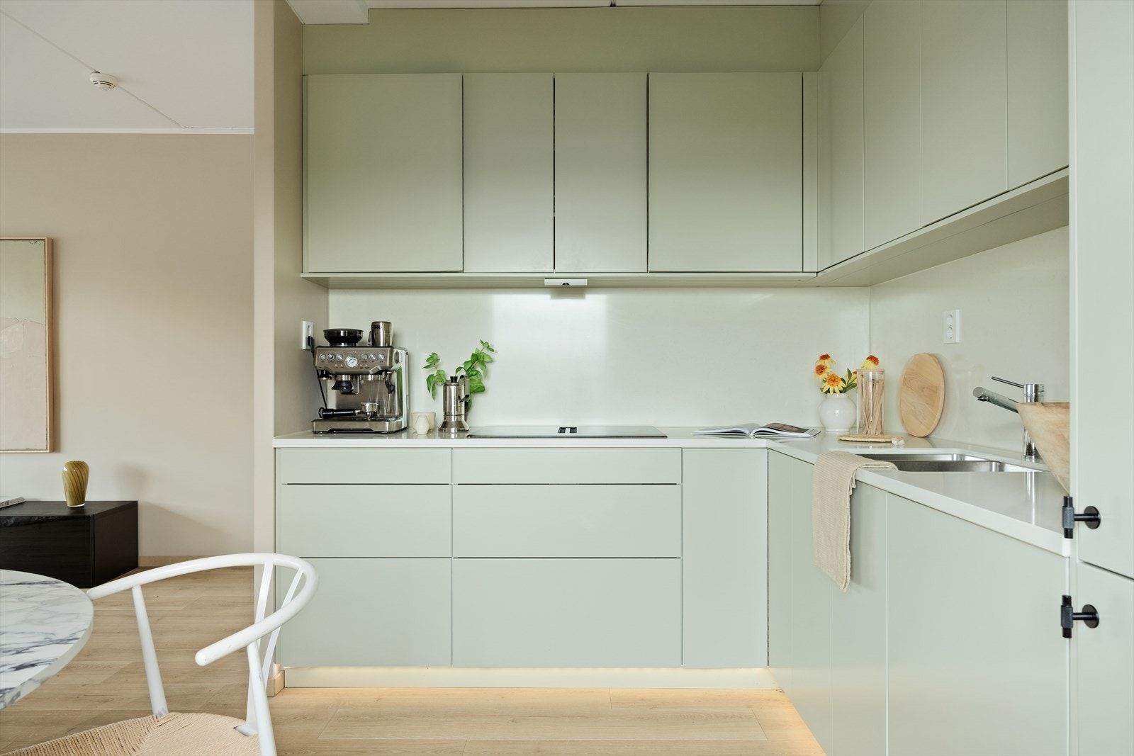 Her er det rikelig med skap- og benkeplass Galleribilde