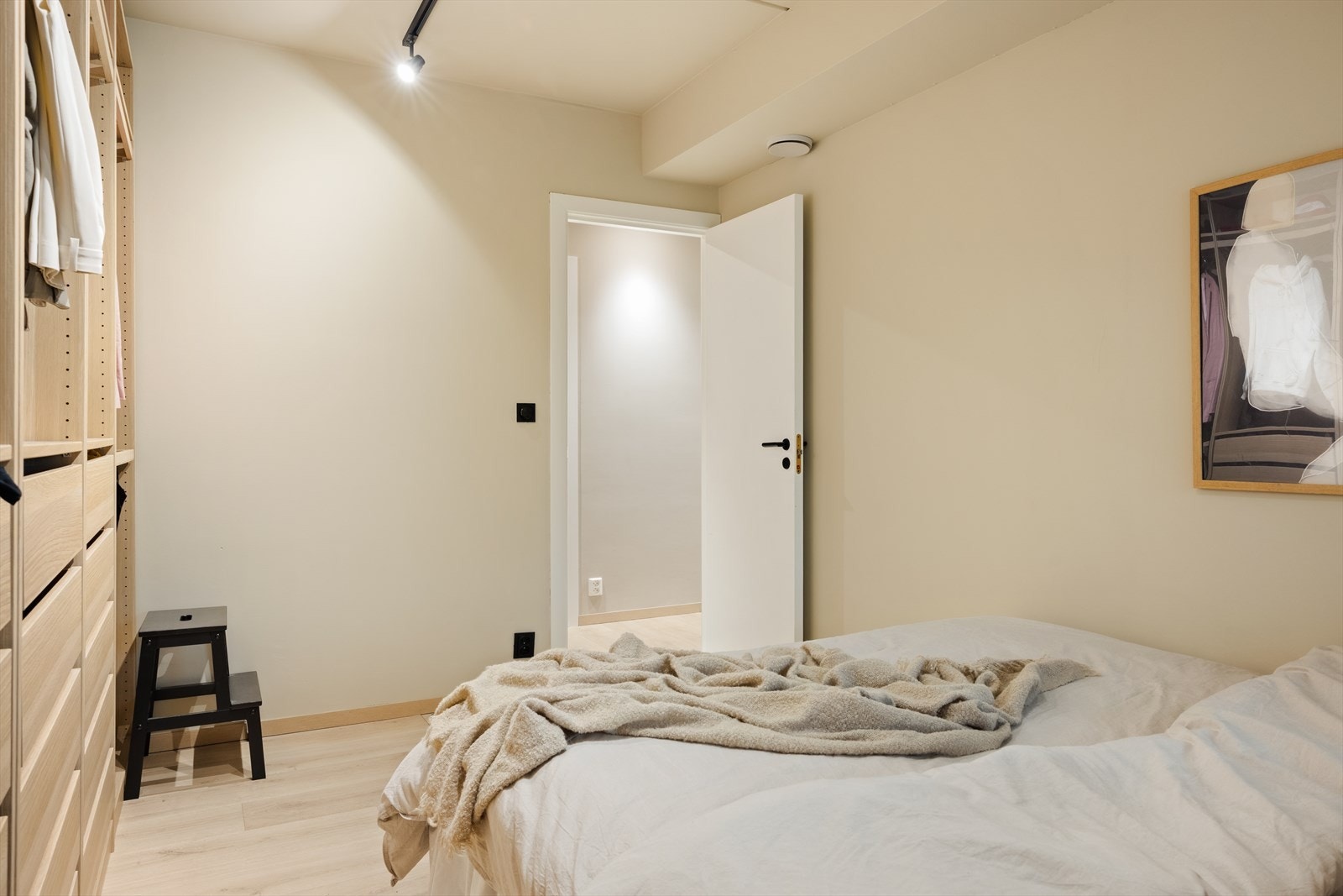 Praktisk garderobeløsning medfølger på hovedsoverommet Galleribilde