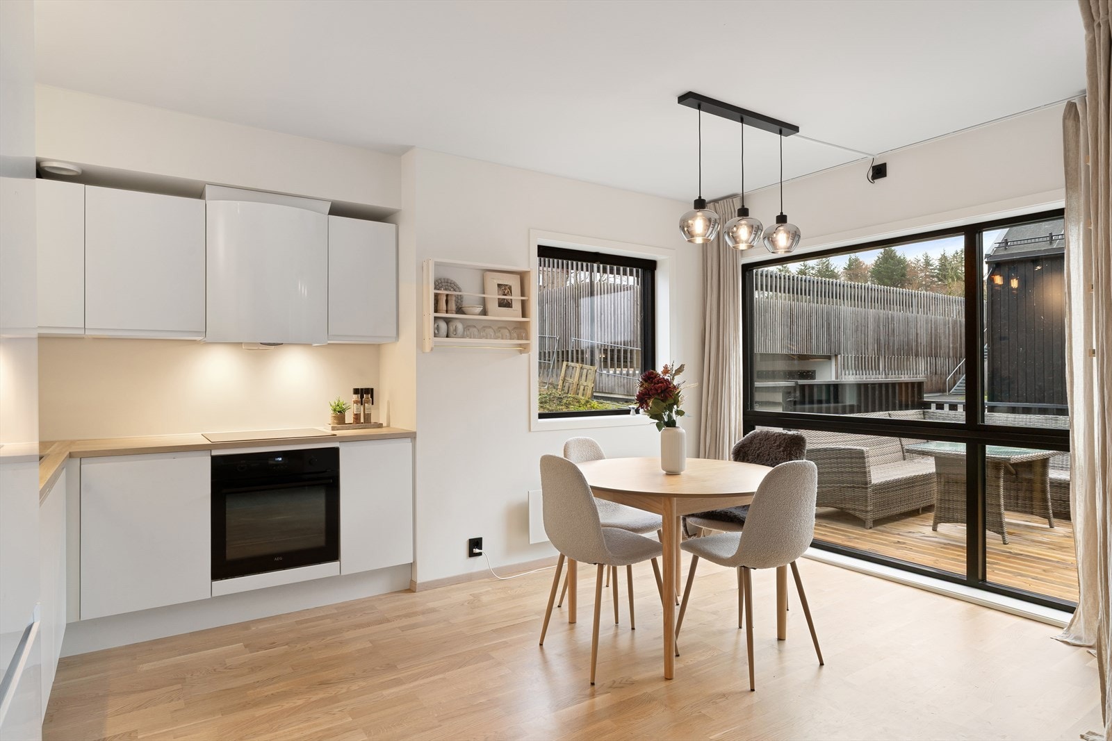 God plass til et stort spisebord. Galleribilde