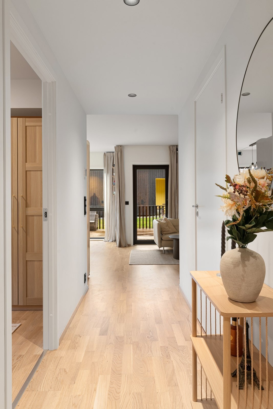 Leilighet på 68 m² med 2 soverom, romslig entré, bad m/opplegg til vaskemaskin/tørketrommel og stue/kjøkken i åpen løsning. Galleribilde