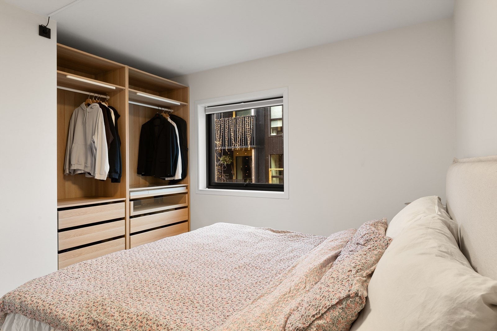 Garderobeskap i nisje. Galleribilde