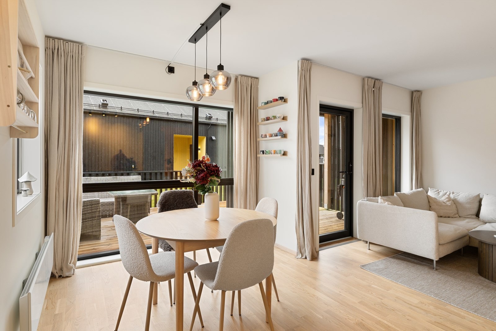 Store vindusflater sørger for rikelig med dagslys inn i leiligheten. Galleribilde