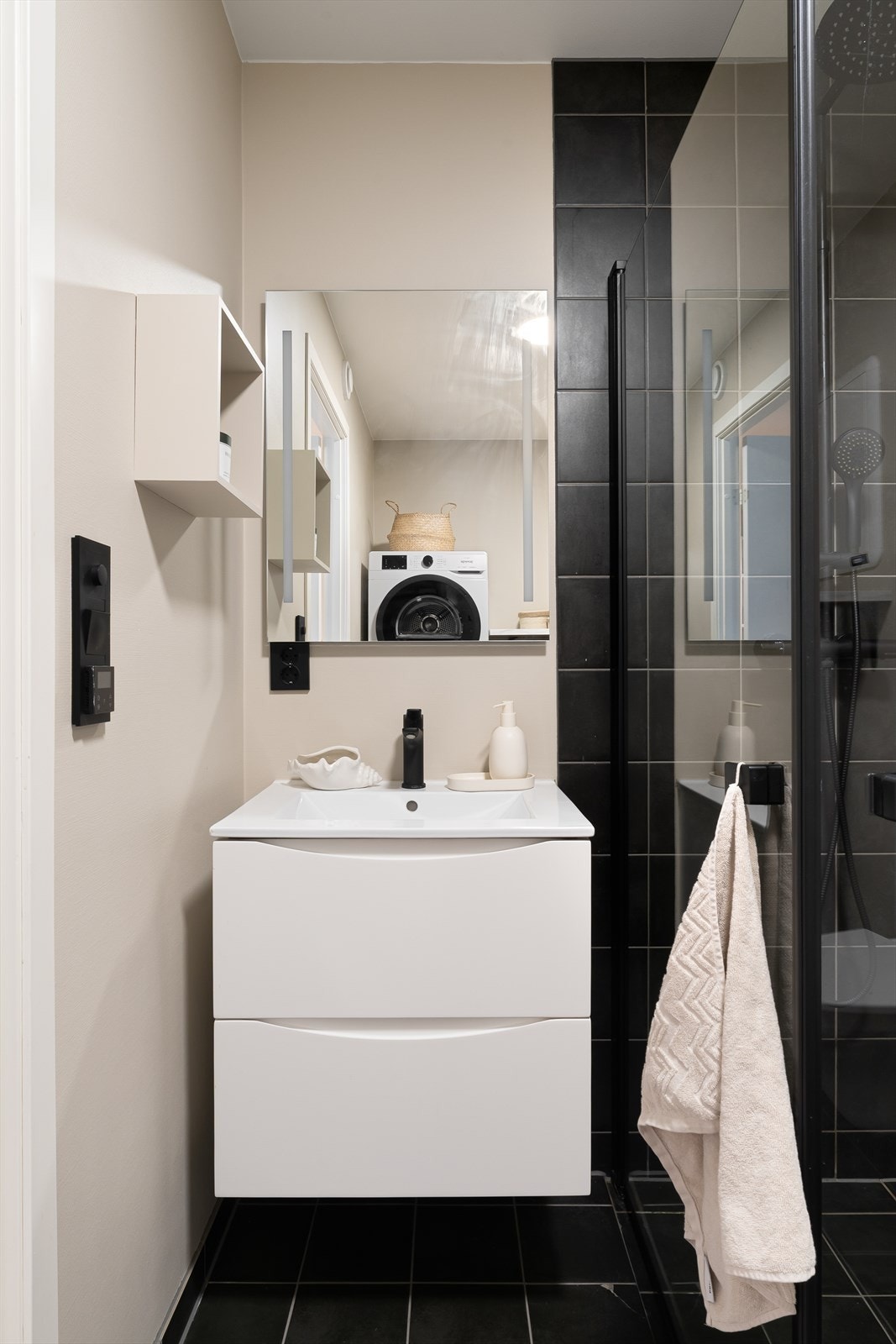 Baderomsinnredning med nedfelt servant og speil med lys. Galleribilde