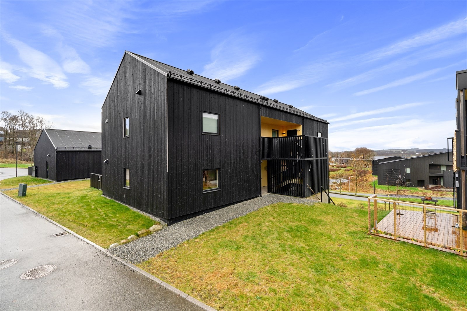 Boligen ligger svært familievennlig til med kort vei til barnehager og skole. For den aktive er Frøyland idrettslag en viktig ressurs som tilbyr alt fra fotball til friidrett. Galleribilde