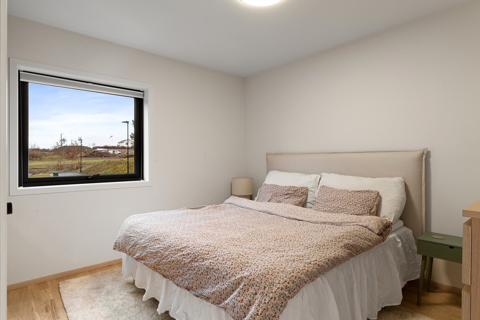 Hovedsoverom med god plass til dobbeltseng med tilhørende nattbord. Galleribilde