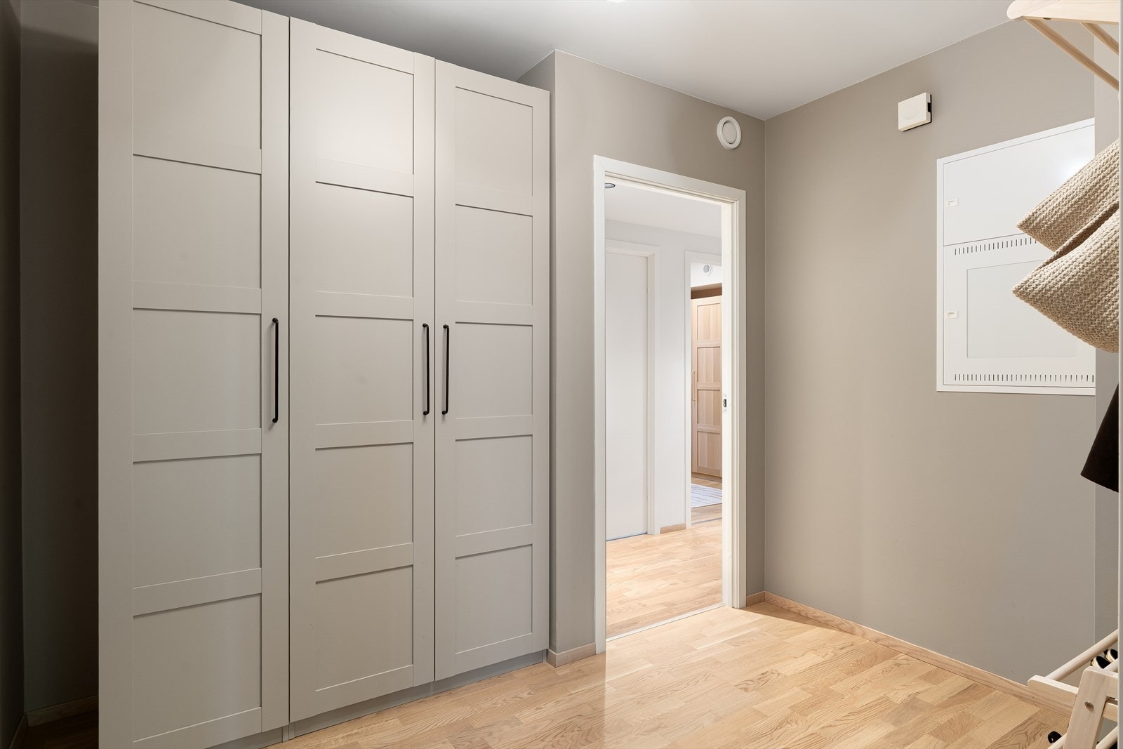 Garderobeskap i samme duse farge som vegg. Galleribilde