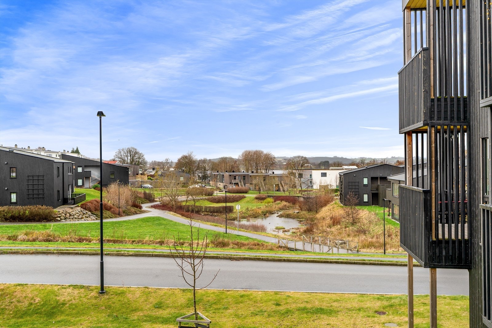 Nabolaget er pent opparbeidet med grøntareal, lekeplasser og turstier. Galleribilde