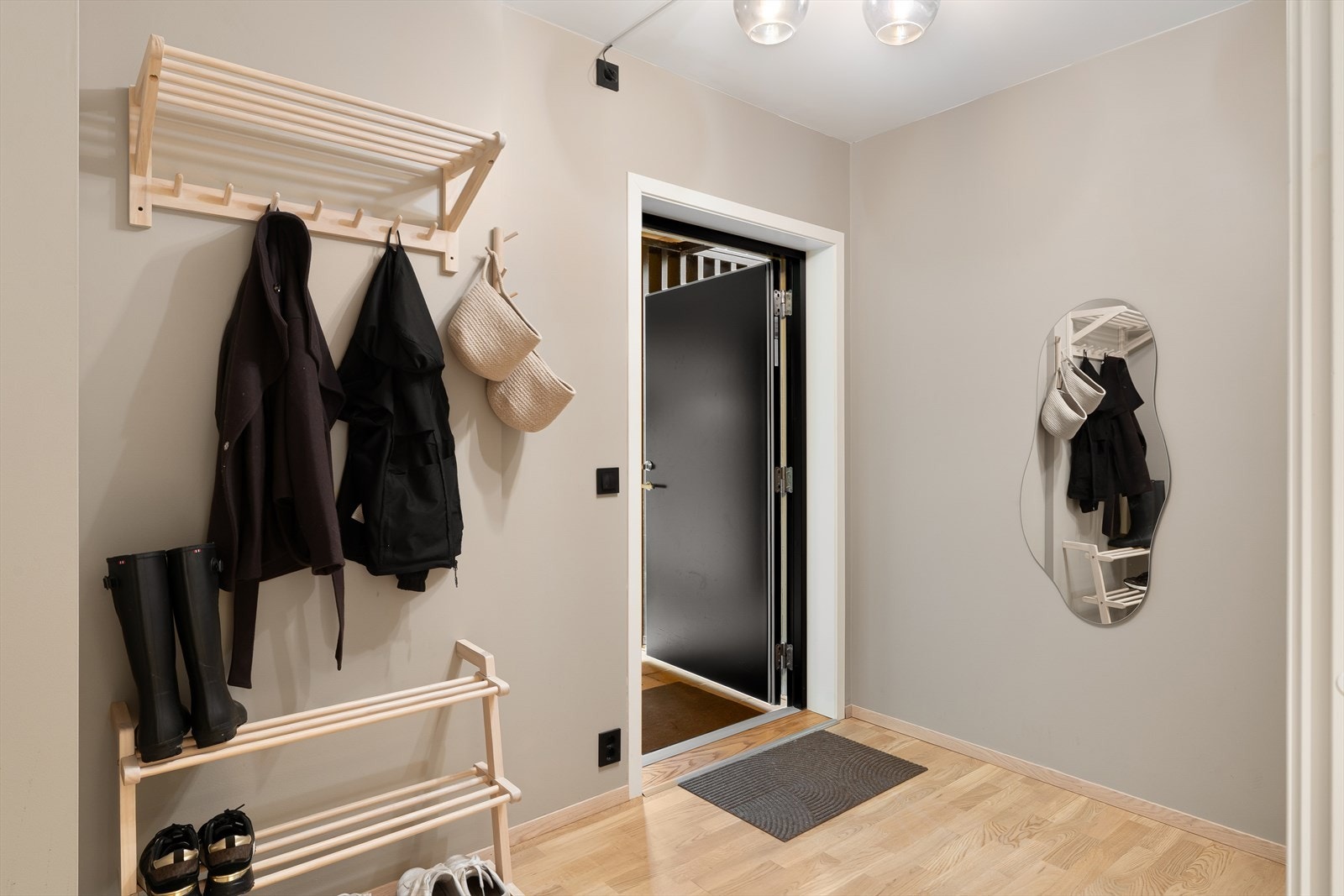 Romslig entré med god plass til å henge fra seg yttertøy. Galleribilde