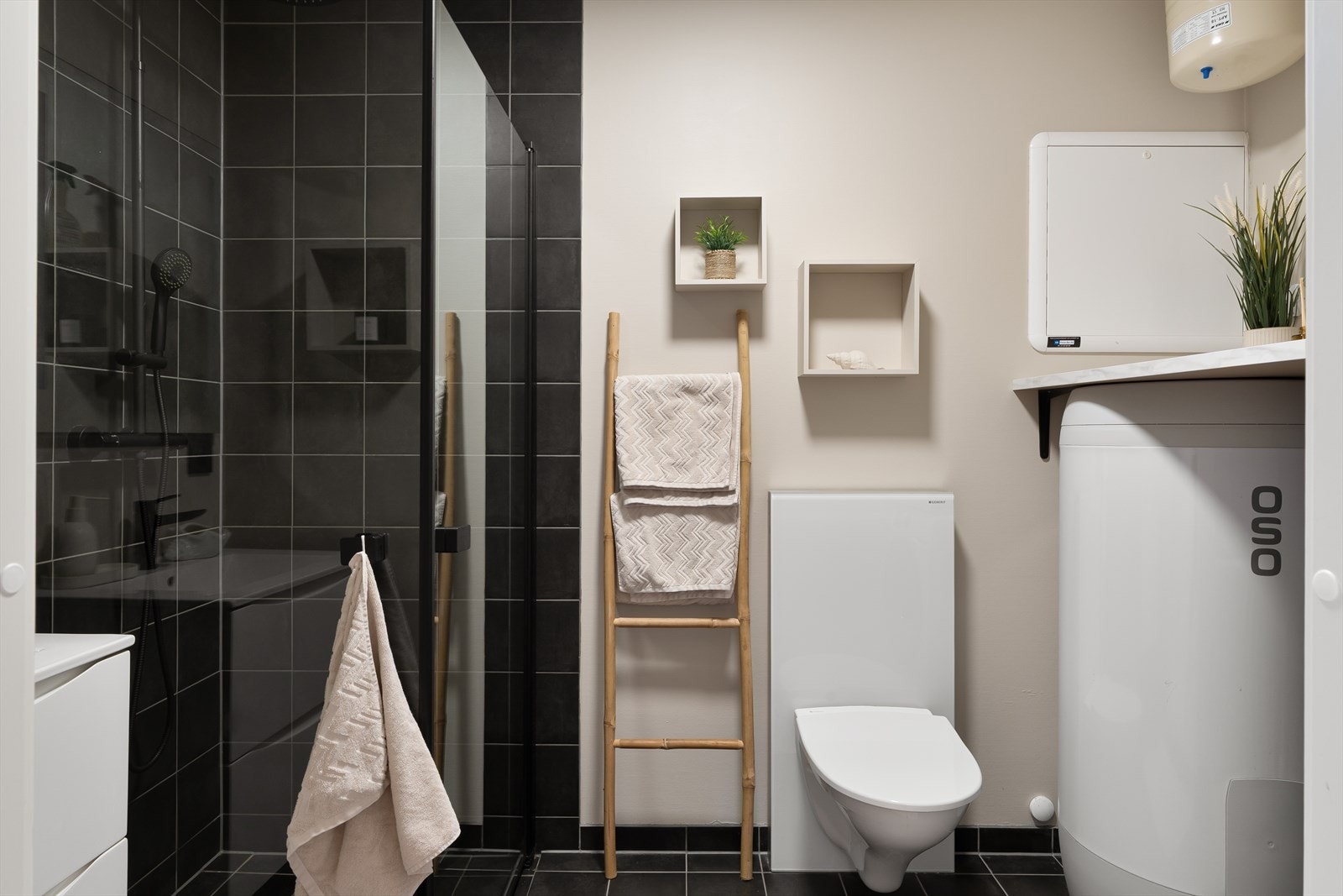 Moderne bad med fliser på gulv og i dusjsone. Galleribilde