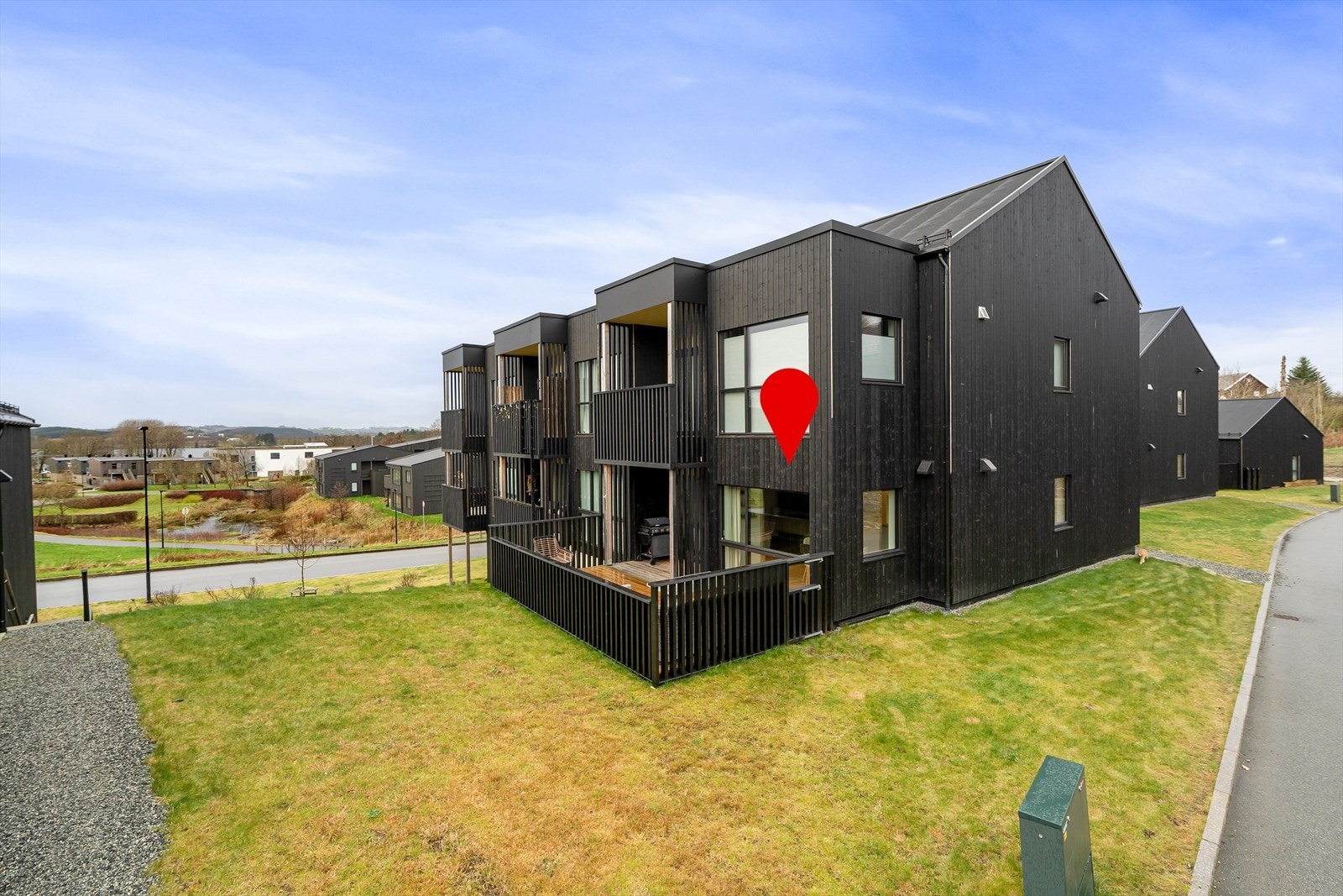 Markvegen ligger i et attraktivt og nyere boligfelt på Kverneland med en fin blanding av leiligheter, rekkehus og eneboliger. Galleribilde