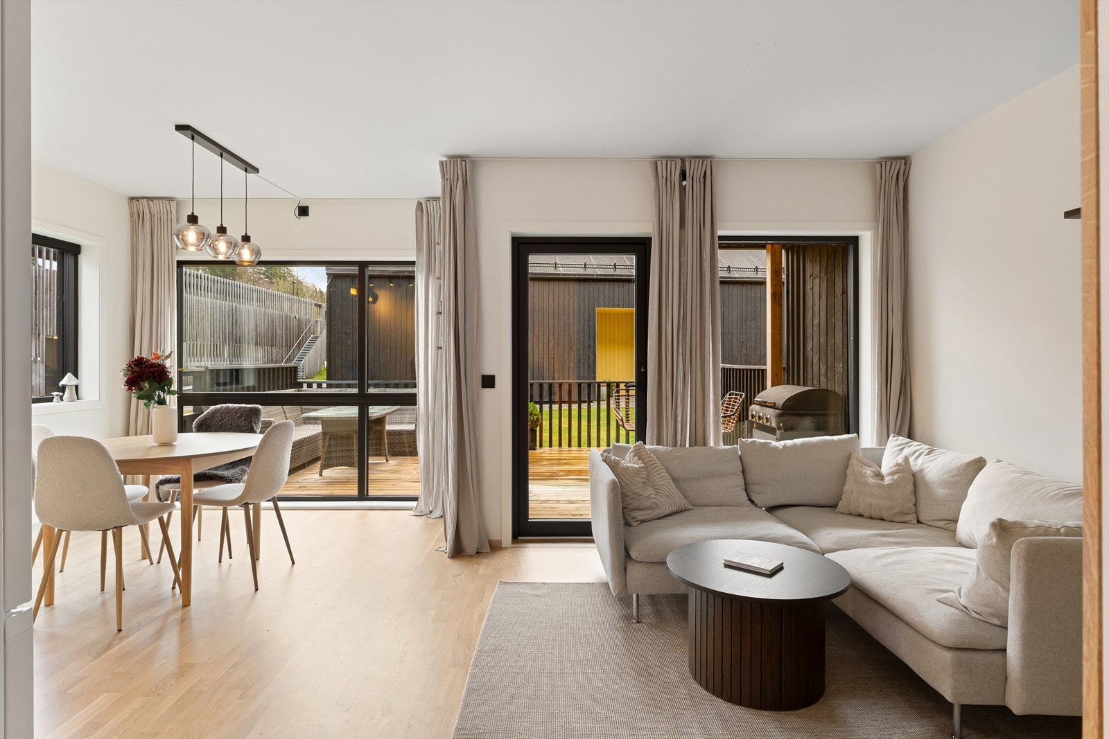 Stue og kjøkken i åpen løsning med tydelig definerte soner som er lette å møblere. Galleribilde