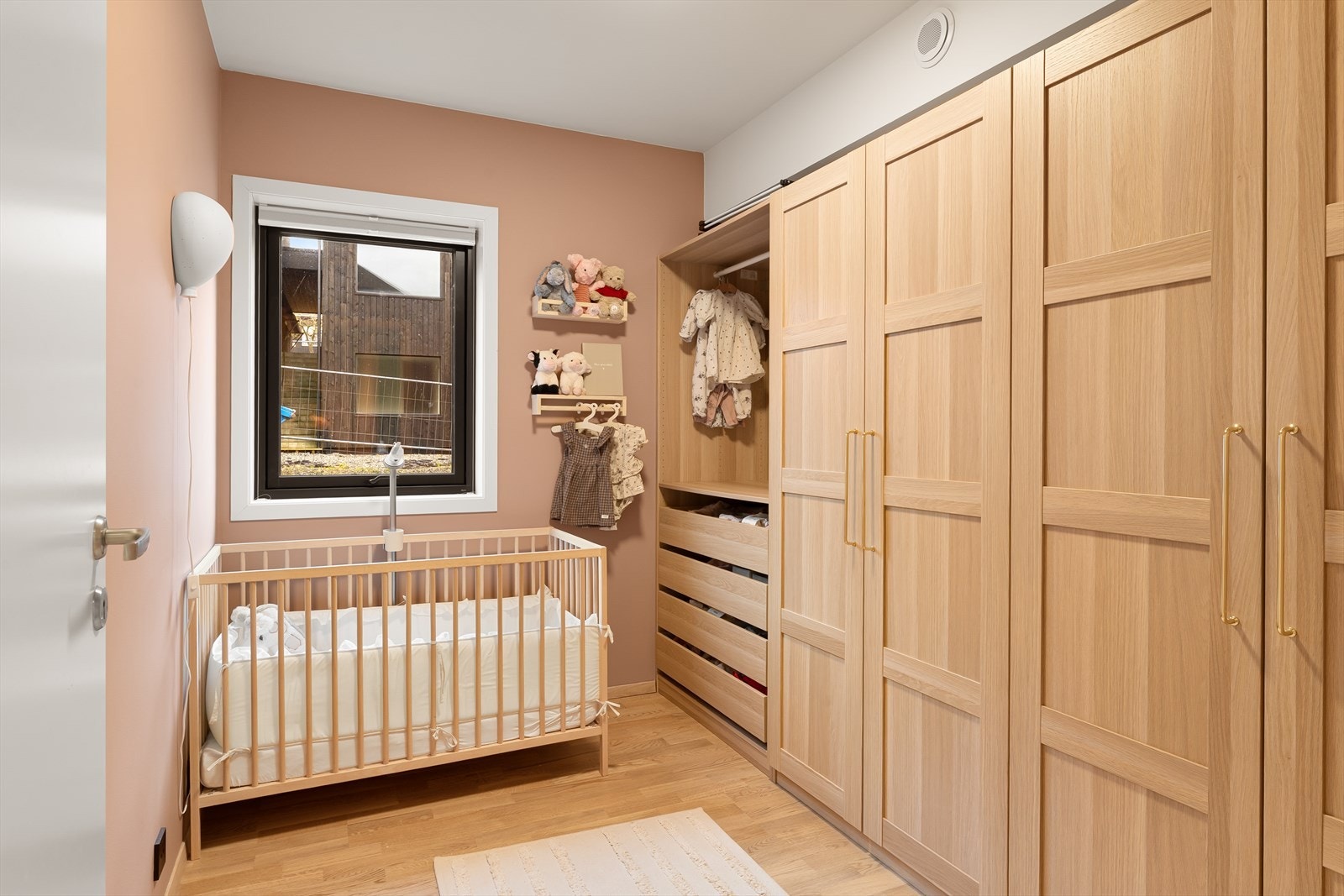 Soverom 2. Perfekt som barnerom, gjesterom eller kontor. Rommet har en stor tilpasset garderobe. Galleribilde