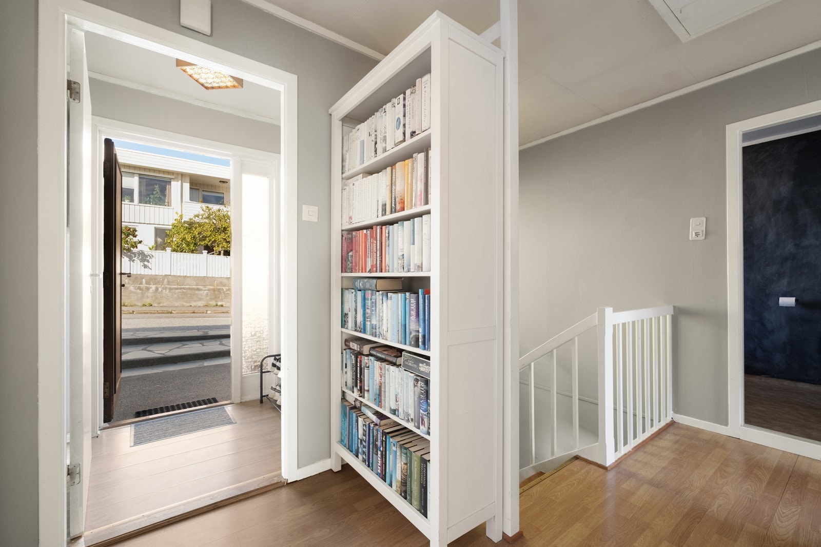 Direkte utgang til gaten fra entréen gir enkel adkomst til hovedetasjen. Galleribilde