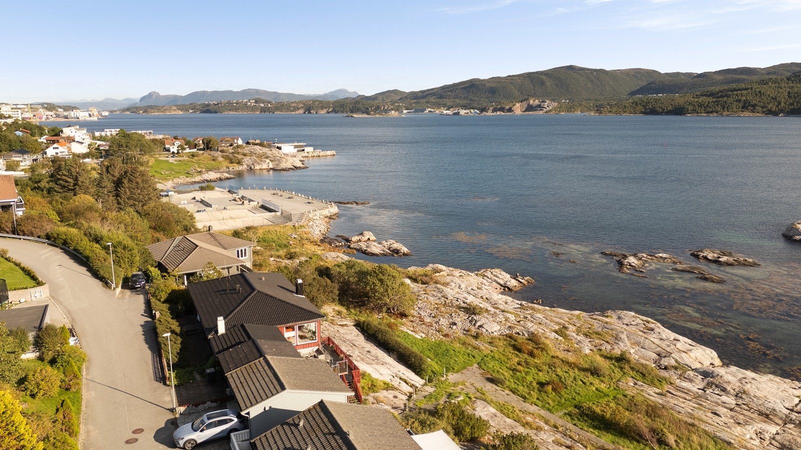 Eiendommen har enkel adkomst og er nær sjøen for naturskjønn utsikt. Galleribilde