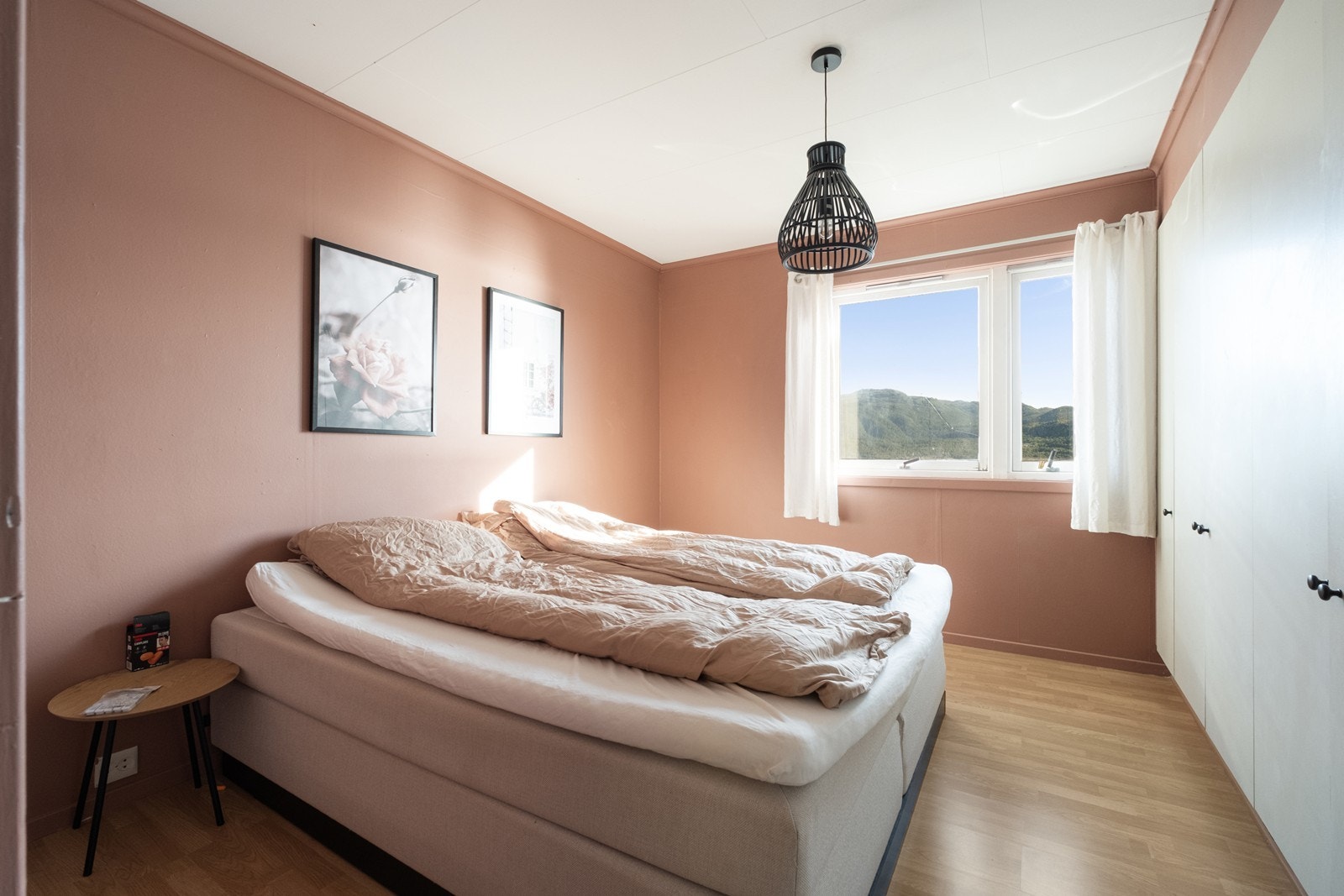 Hovedsoverom med integrerte skap og vindu med utsikt mot fjorden. Galleribilde