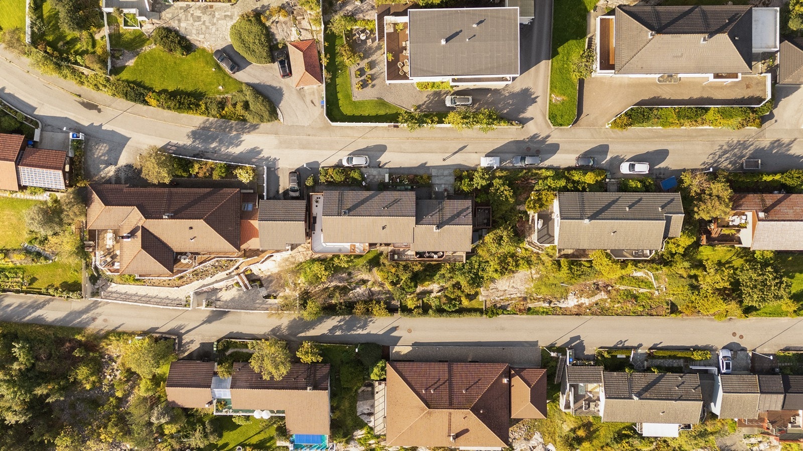 Eiendommen har en romslig tomt med plen og beplantninger, samt parkering tilgjengelig i gate. Galleribilde