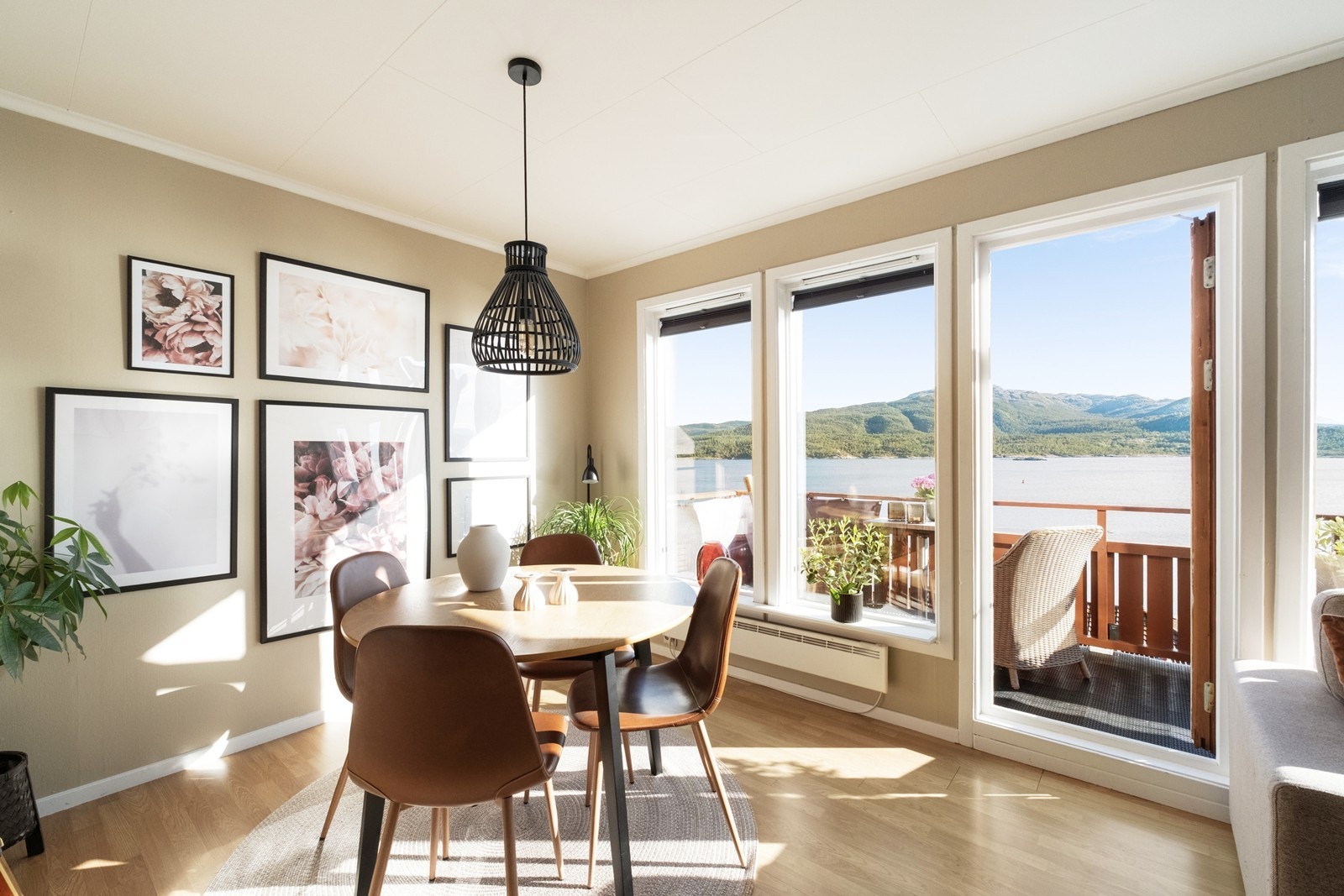 Plass til spisebord nær vinduene gir en lys og innbydende spiseplass. Galleribilde