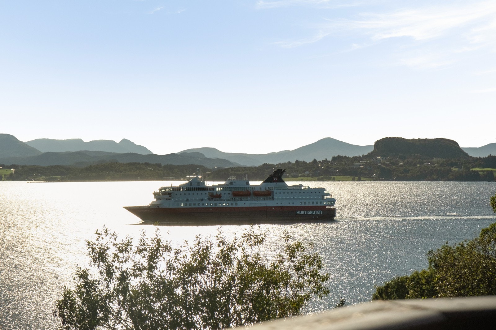 Hurtigruten passerer forbi, med Averøy og Hustadvika i bakgrunnen, og gir et spektakulært syn fra uteplassen. Galleribilde